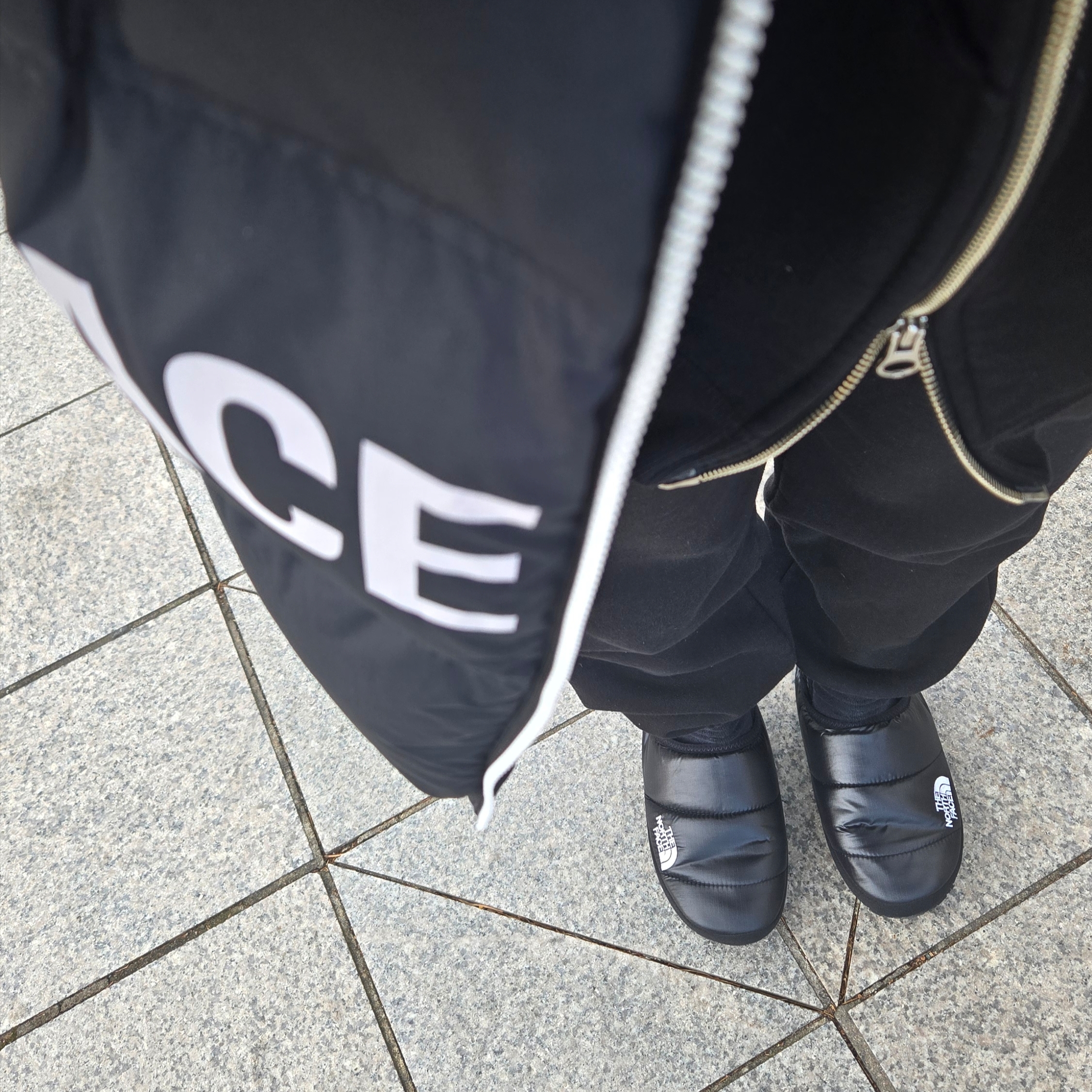 The North Face Nuptse Mule Black, Aeae Web Logo 5 Pannel Cap Black 착용 스타일 - 1