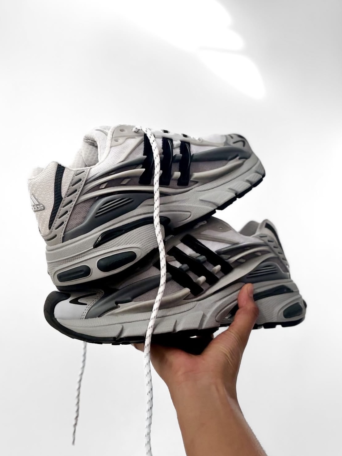 Adidas x Pharrell Williams Adistar Jellyfish Solid Grey Core Black 착용 스타일 - 1