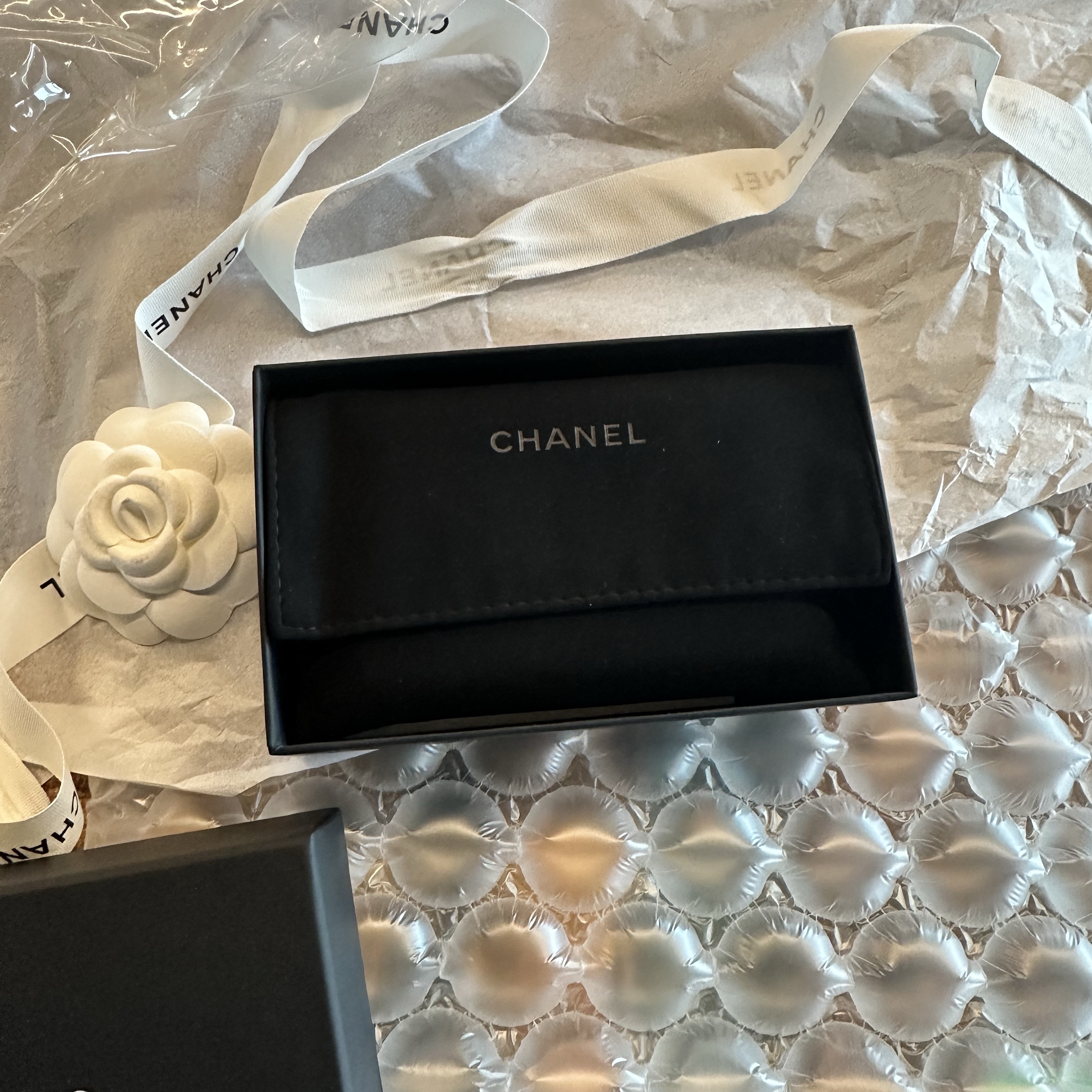 Chanel Classic Zipped Coin Purse Grained Calfskin & Silver Black 착용 스타일 - 3