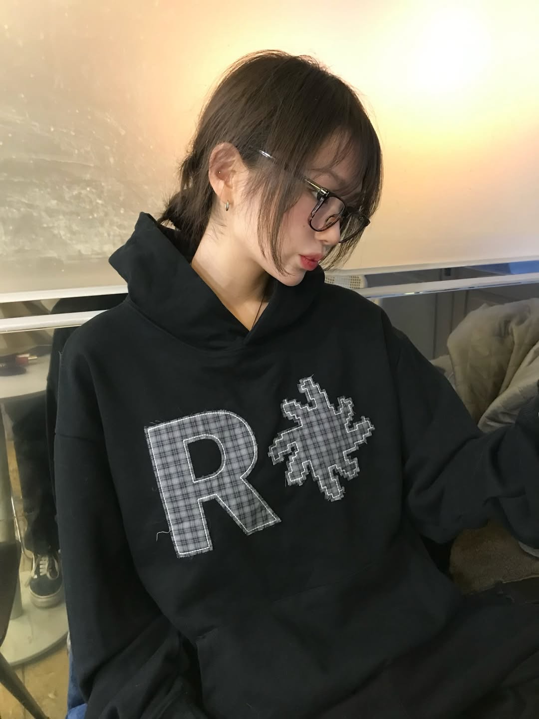 SLOW RECORD HOUSE Check Patch Hoodie Black 착용 스타일 - 1