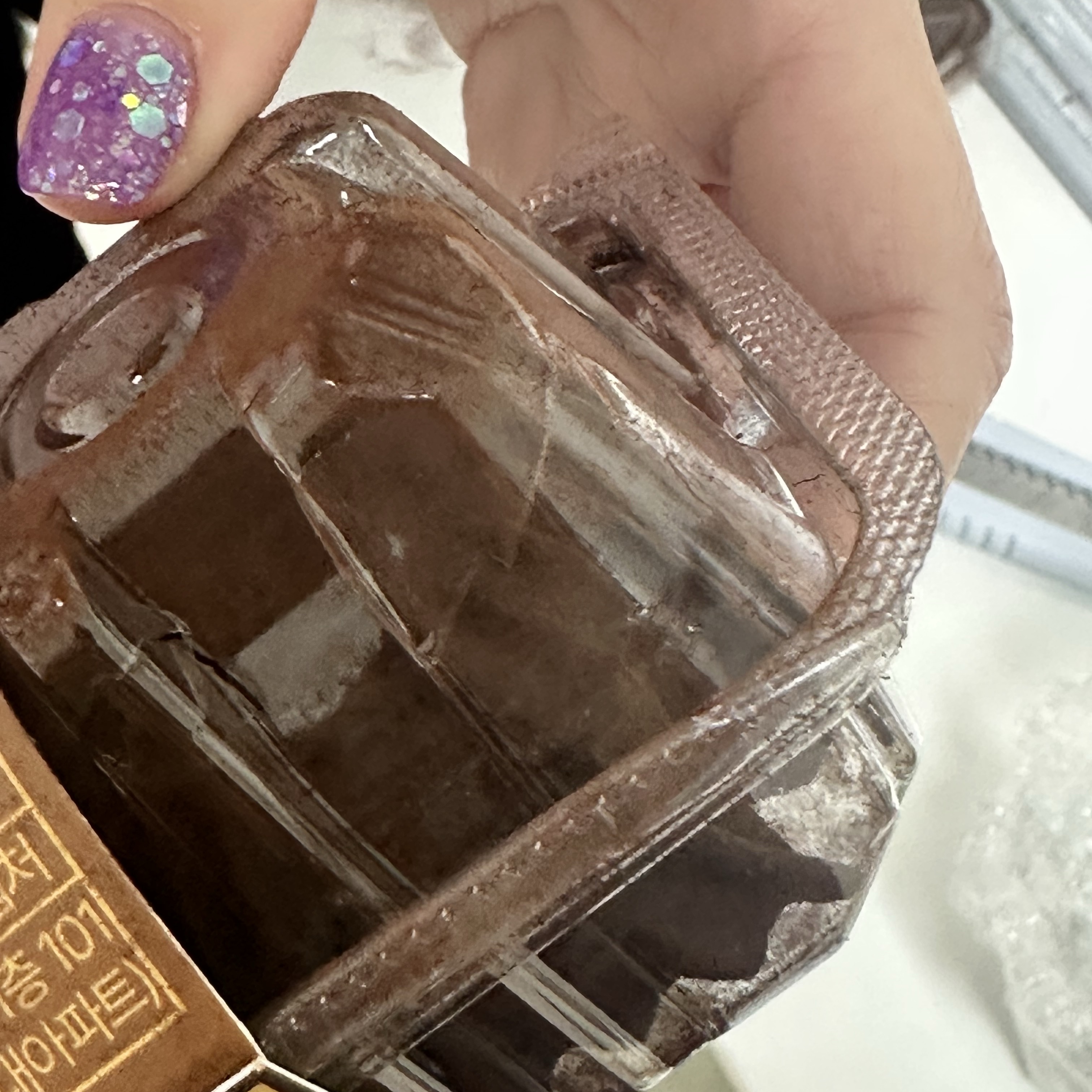 [KREAM 단독] tongtonge Dubai Style Chocolate Roll Cake 착용 스타일 - 3