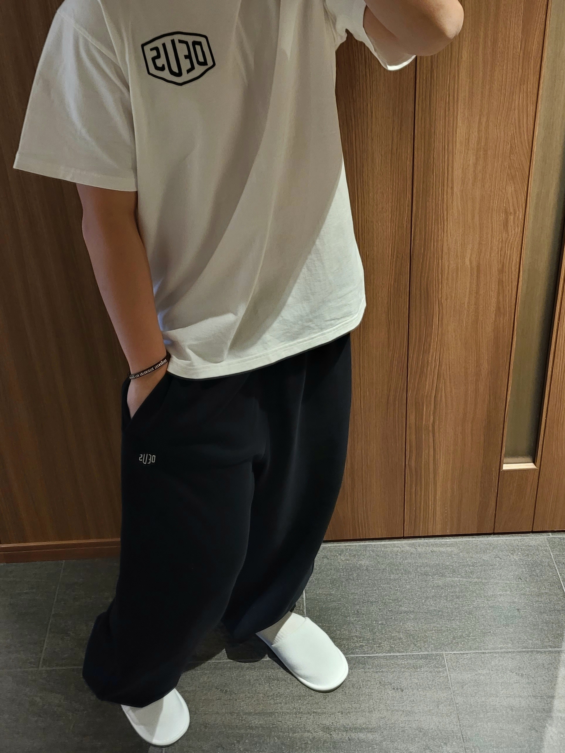 Deus Ex Machina Seoul College Address Sweatpant Black, Deus Ex Machina Seoul College Address T-Shirt White 착용 스타일 - 1