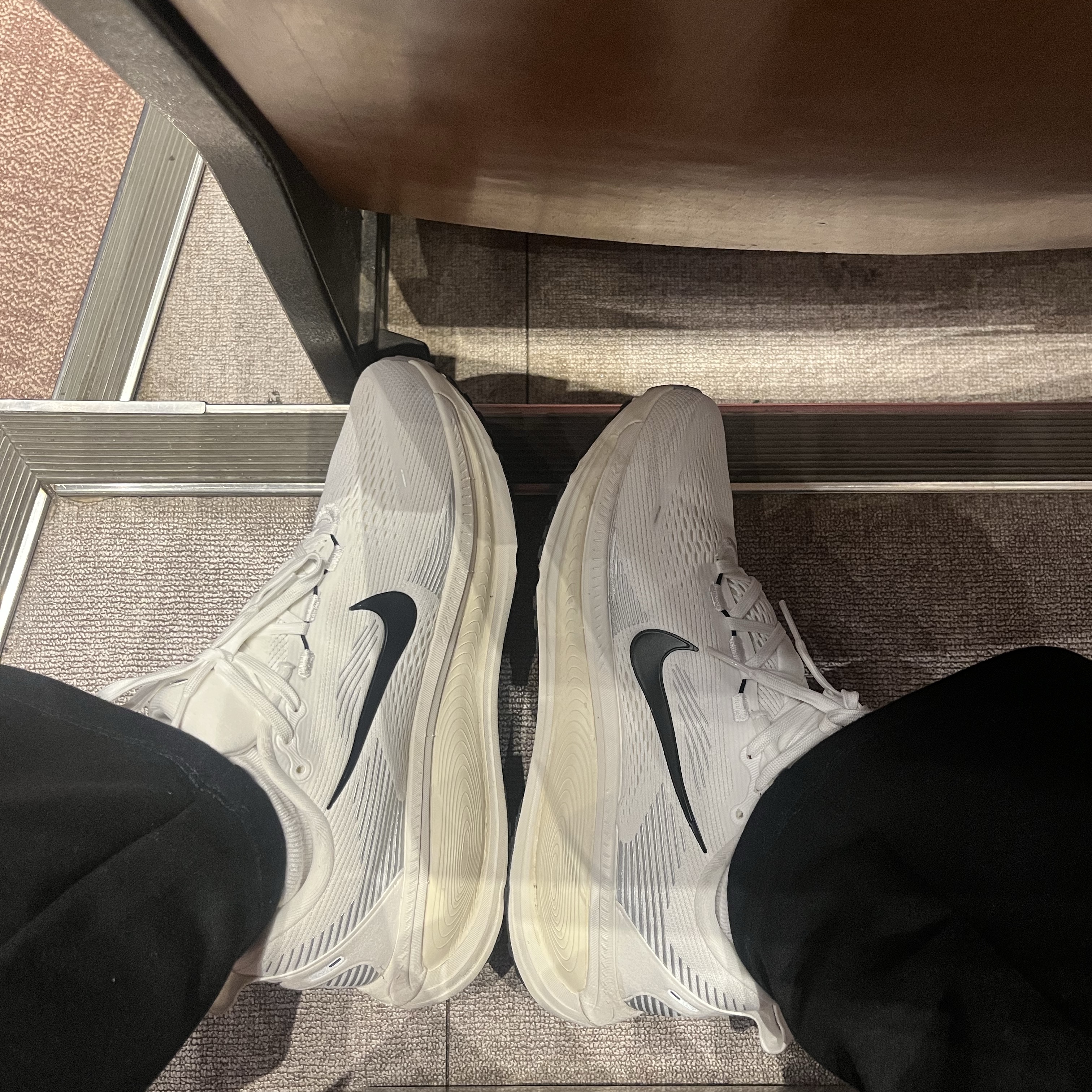 Nike Vomero 18 Summit White Coconut Milk 착용 스타일