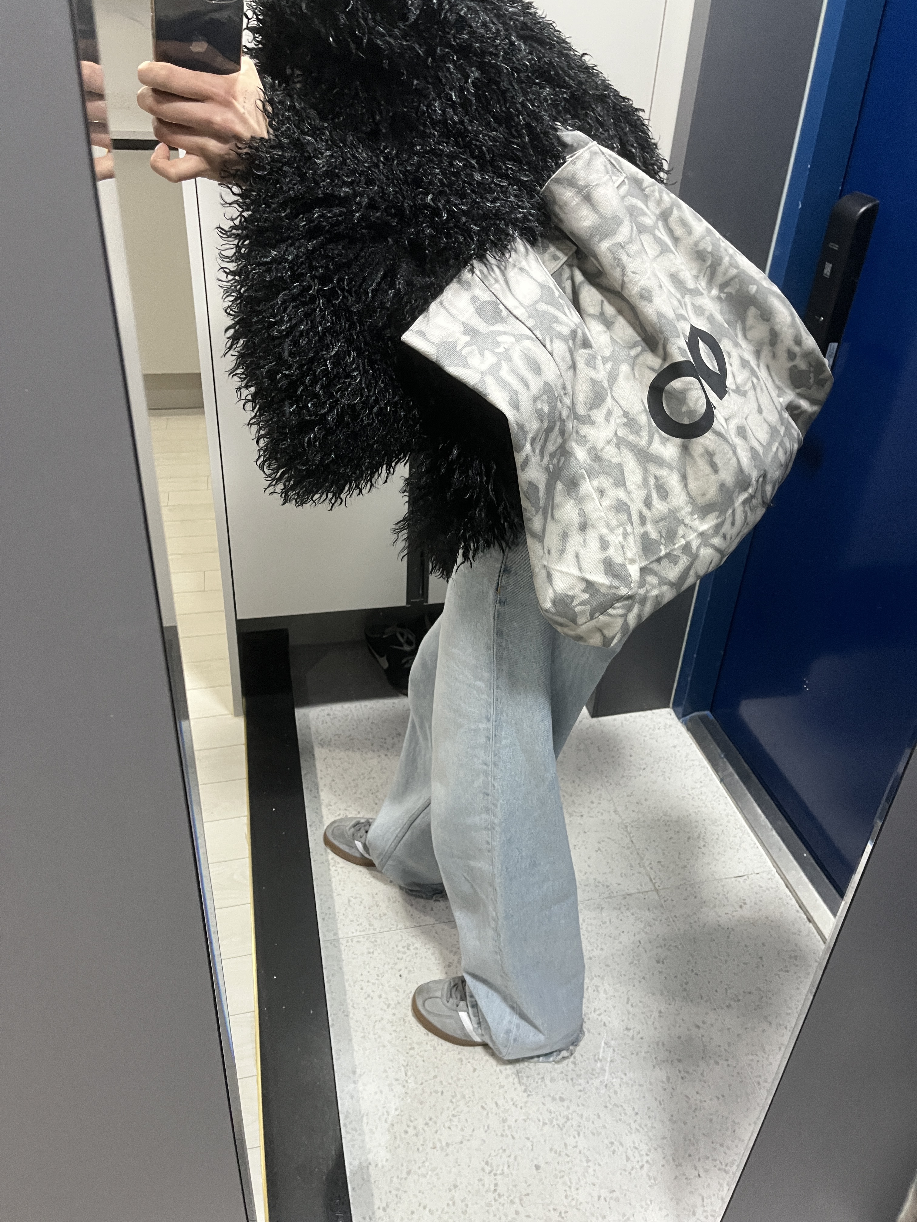 Alo Yoga Iconic Shopper Tote Bag Grey Tiedye 착용 스타일 - 3