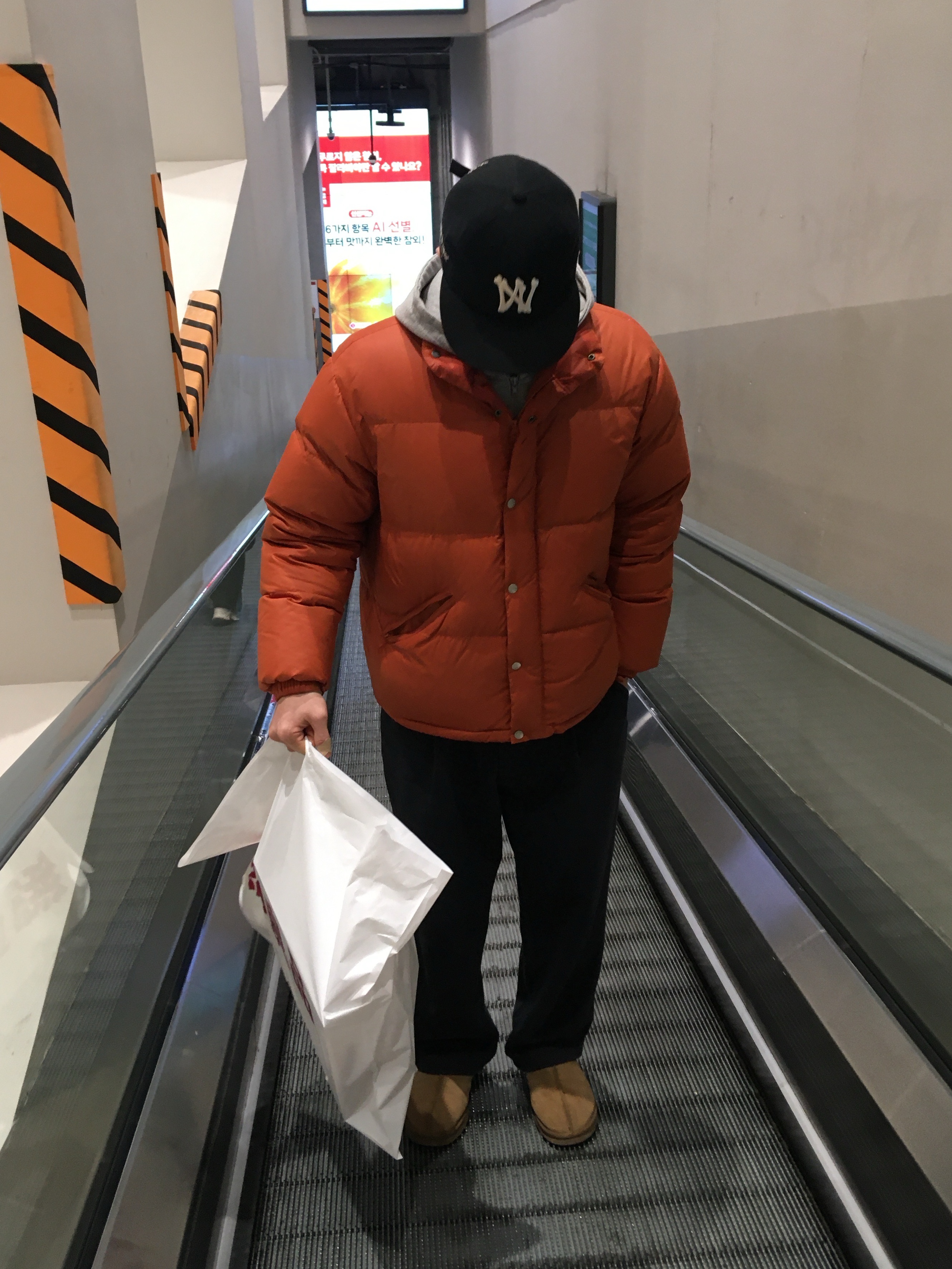 Aoiro 6-Panel Bone A/N Cap Black, UGG Tasman II Slipper Chestnut 착용 스타일