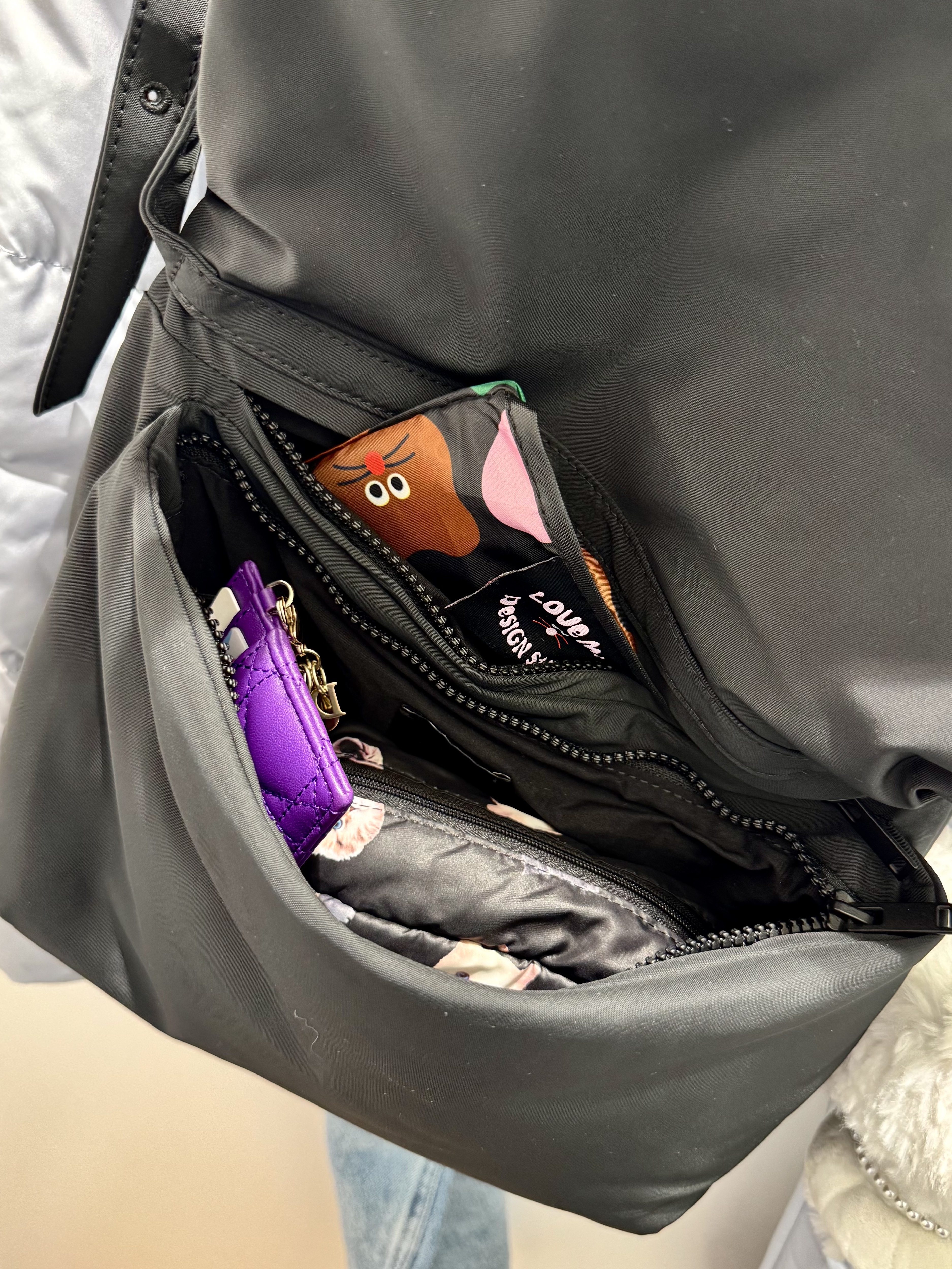 COS Tri-Fold Padded Crossbody Bag Black, HELLO KITTY x JISOO Plush Keychain Secret White (Opened Case) 착용 스타일 - 4