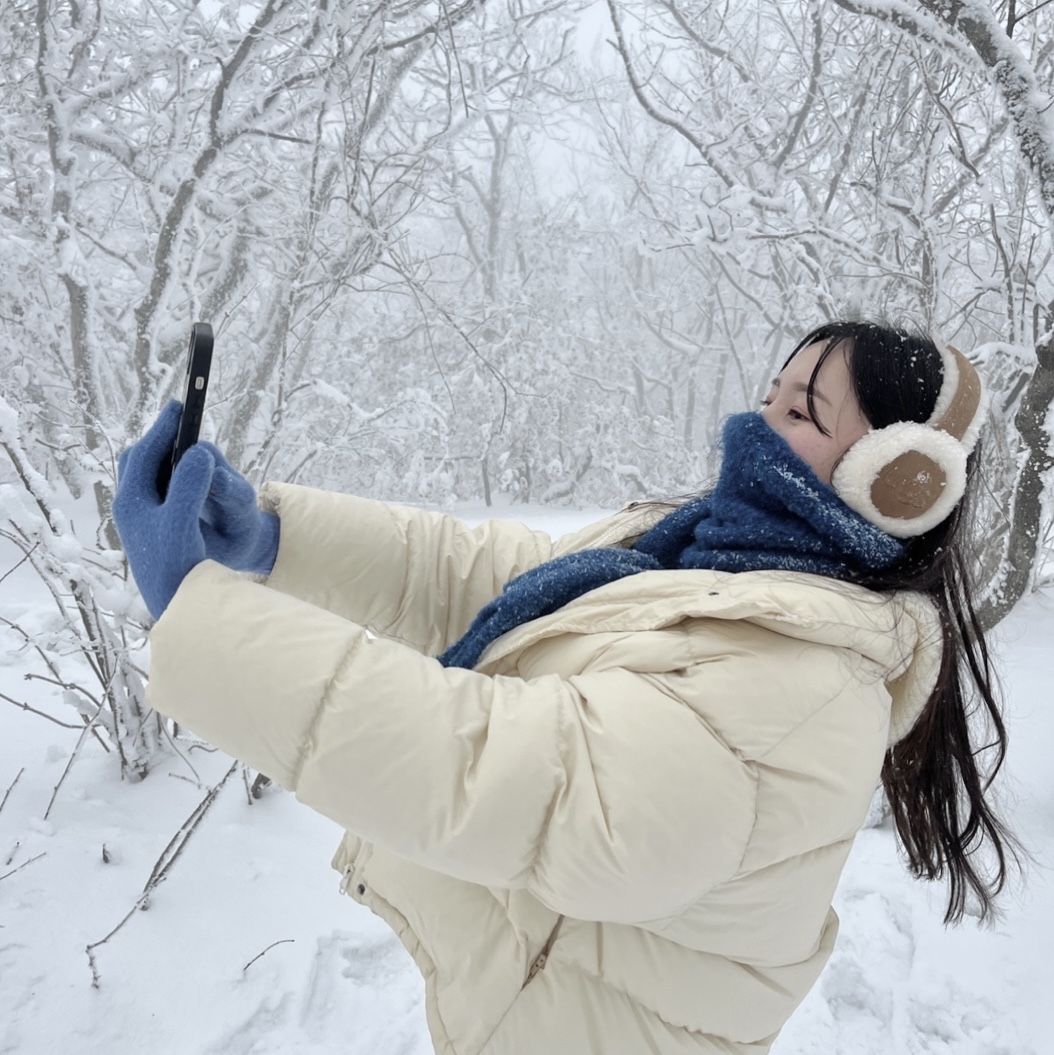 (W) UGG Embroidered Logo Earmuff Chestnut 착용 스타일