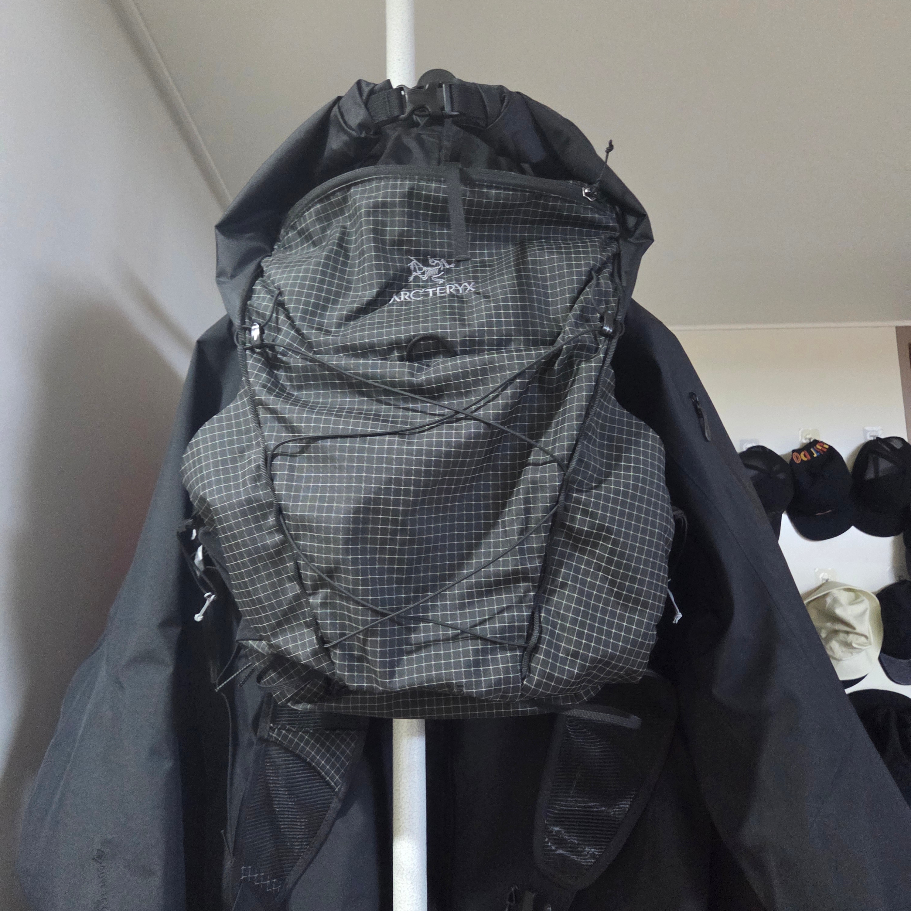 Arc'teryx Aerios 35 Backpack Black 착용 스타일 - 4