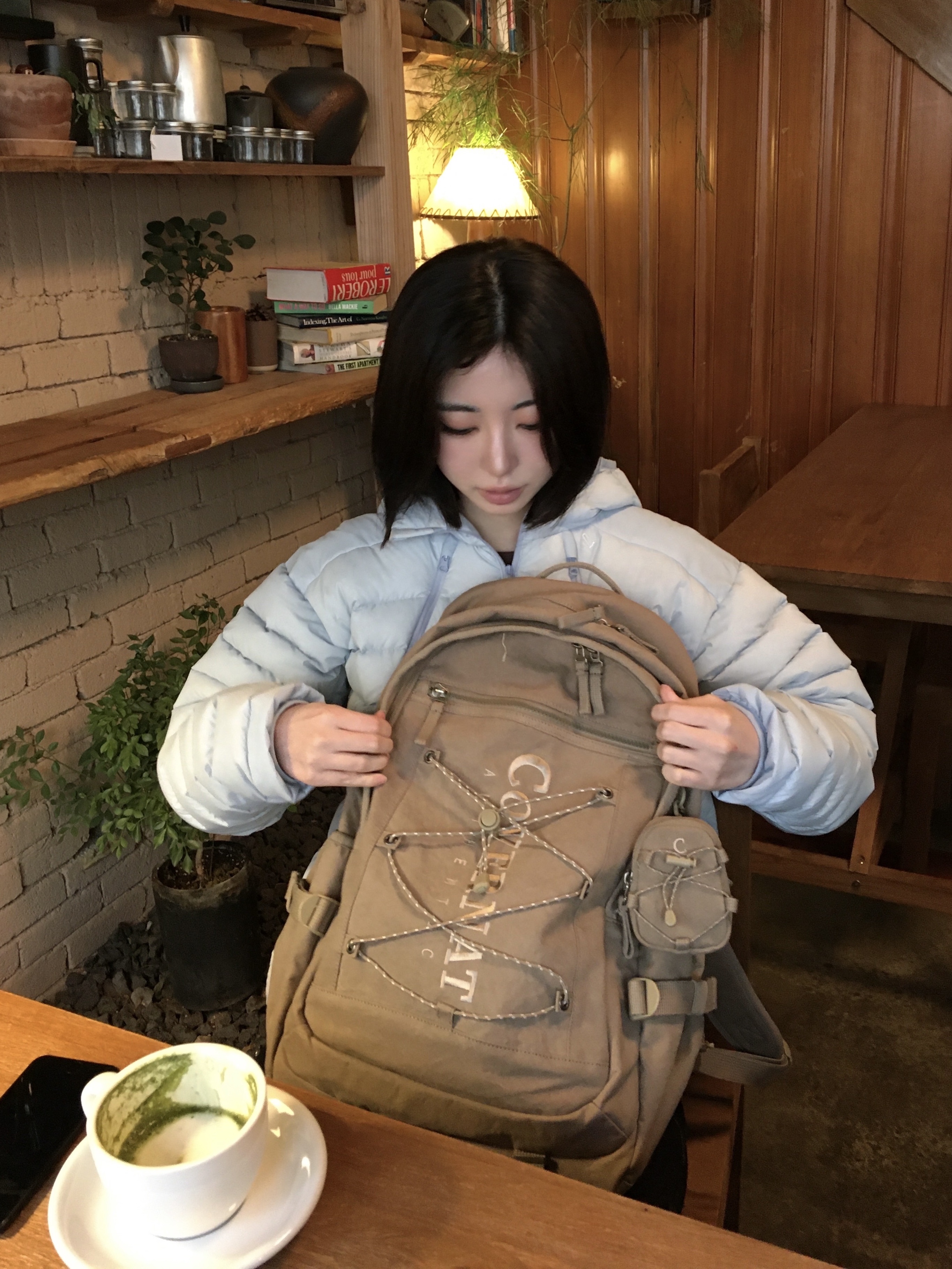 Covernat New Authentic Sand 31L Backpack Beige, Covernat New Authentic Moss 31L Backpack Khaki 착용 스타일 - 2