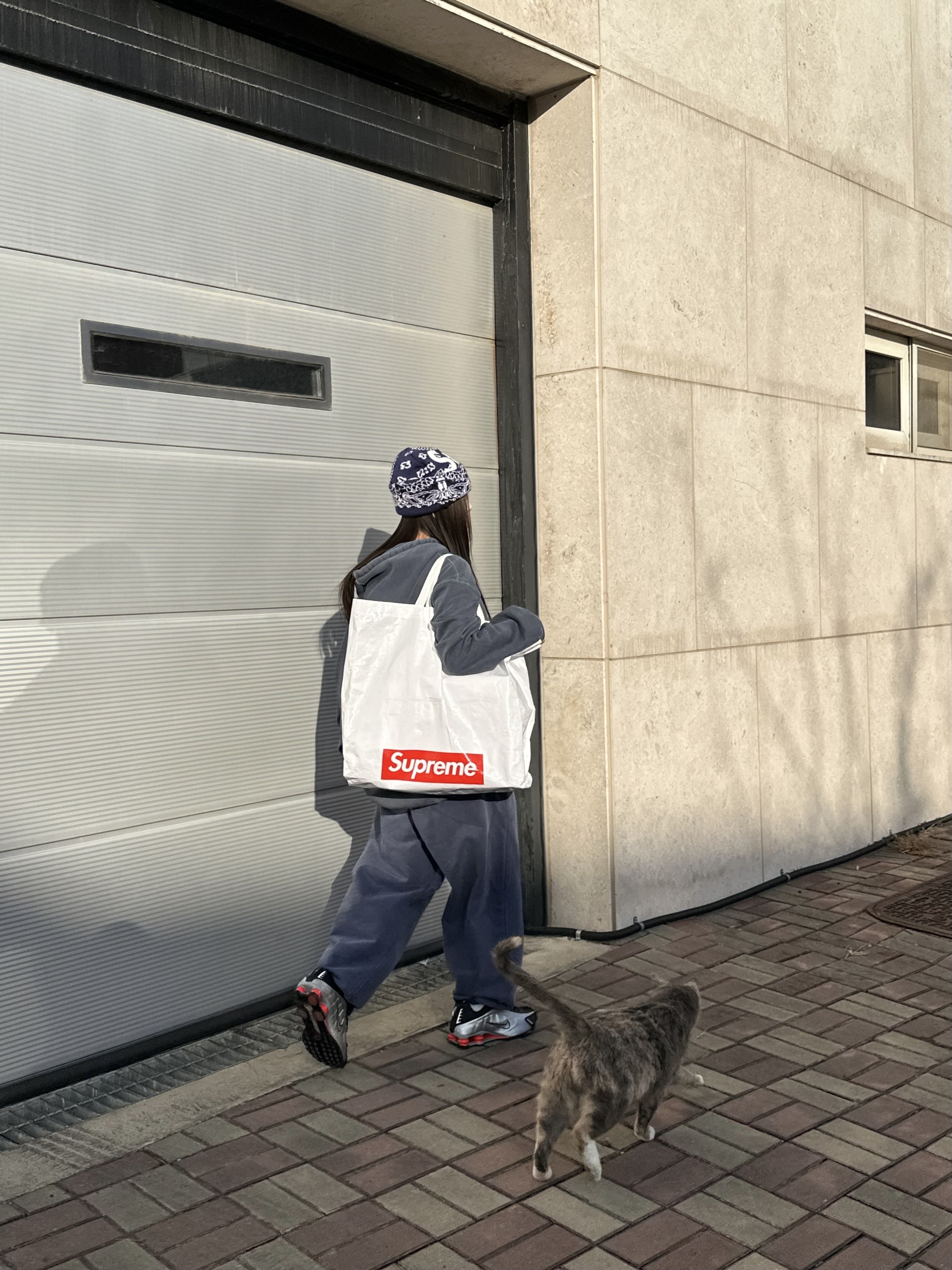 Supreme Big Logo Beanie Navy Bandana - 24FW, Nike Shox R4 Black and Metallic Silver 착용 스타일 - 6