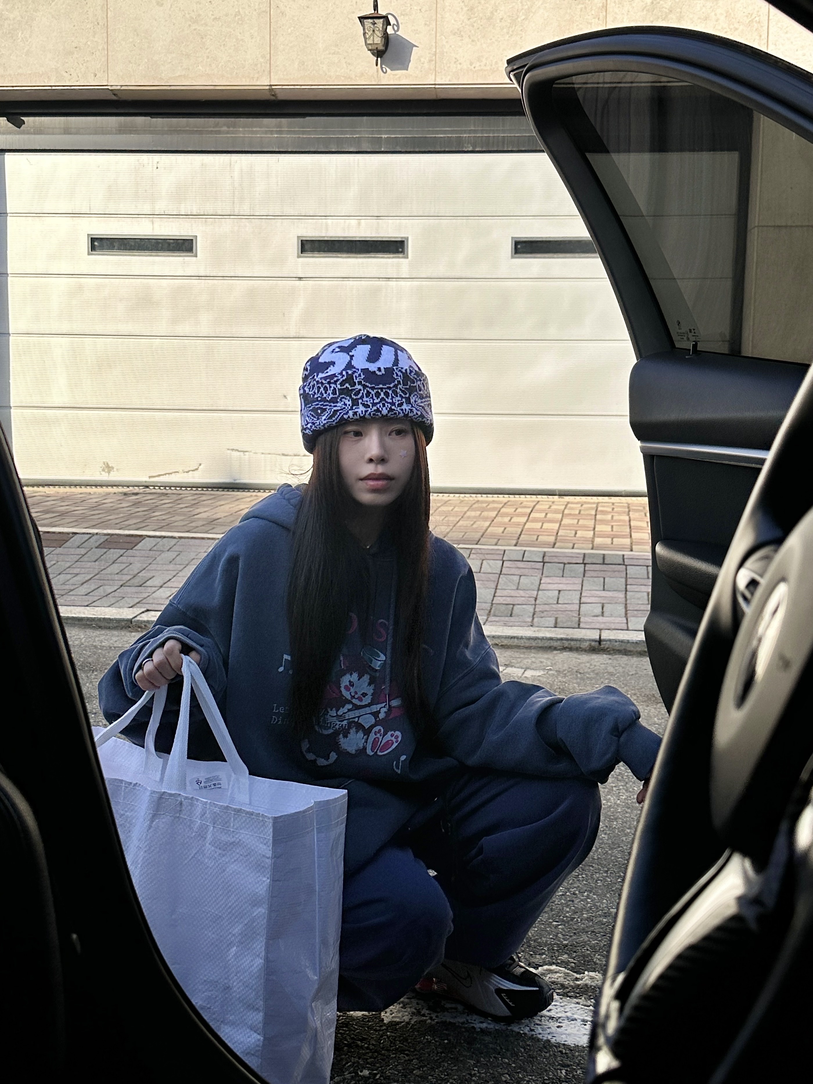 Supreme Big Logo Beanie Navy Bandana - 24FW, Nike Shox R4 Black and Metallic Silver 착용 스타일 - 5