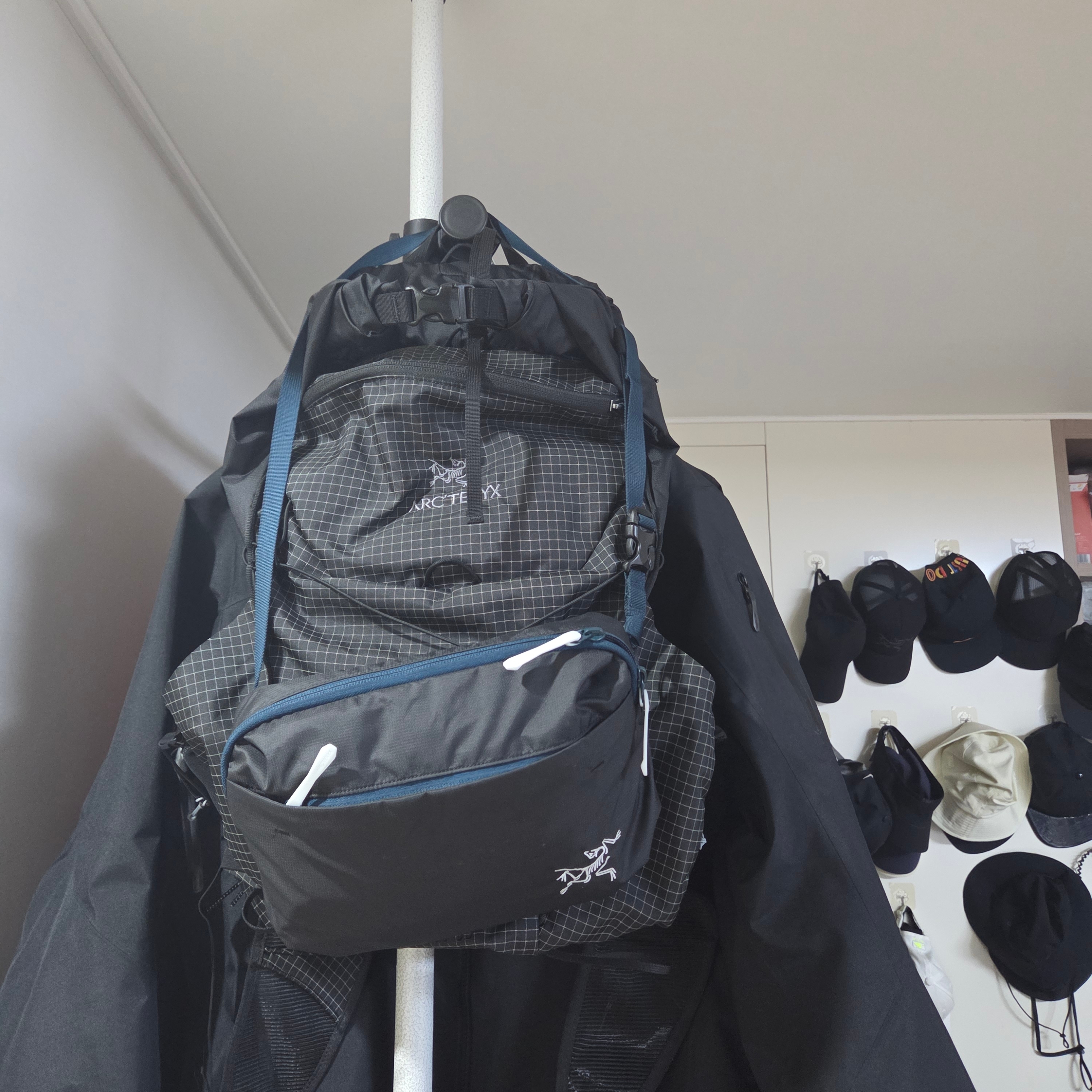 Arc'teryx Aerios 35 Backpack Black 착용 스타일 - 3