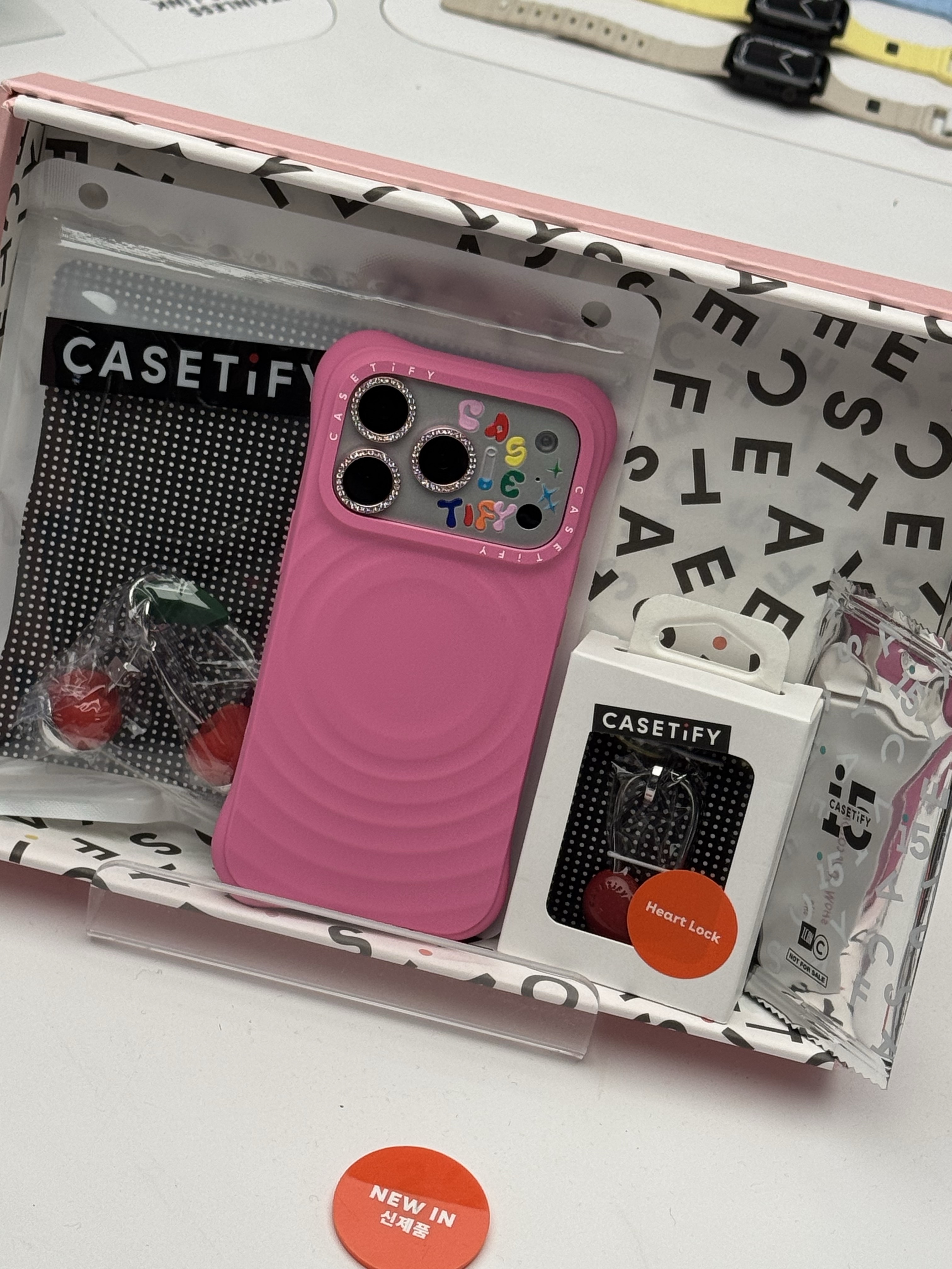 Casetify x G-DRAGON iPhone Alloy Ripple Case Silver Grey, Casetify x G-DRAGON iPhone Magsafe Ripple Case Volt Yellow 착용 스타일 - 6