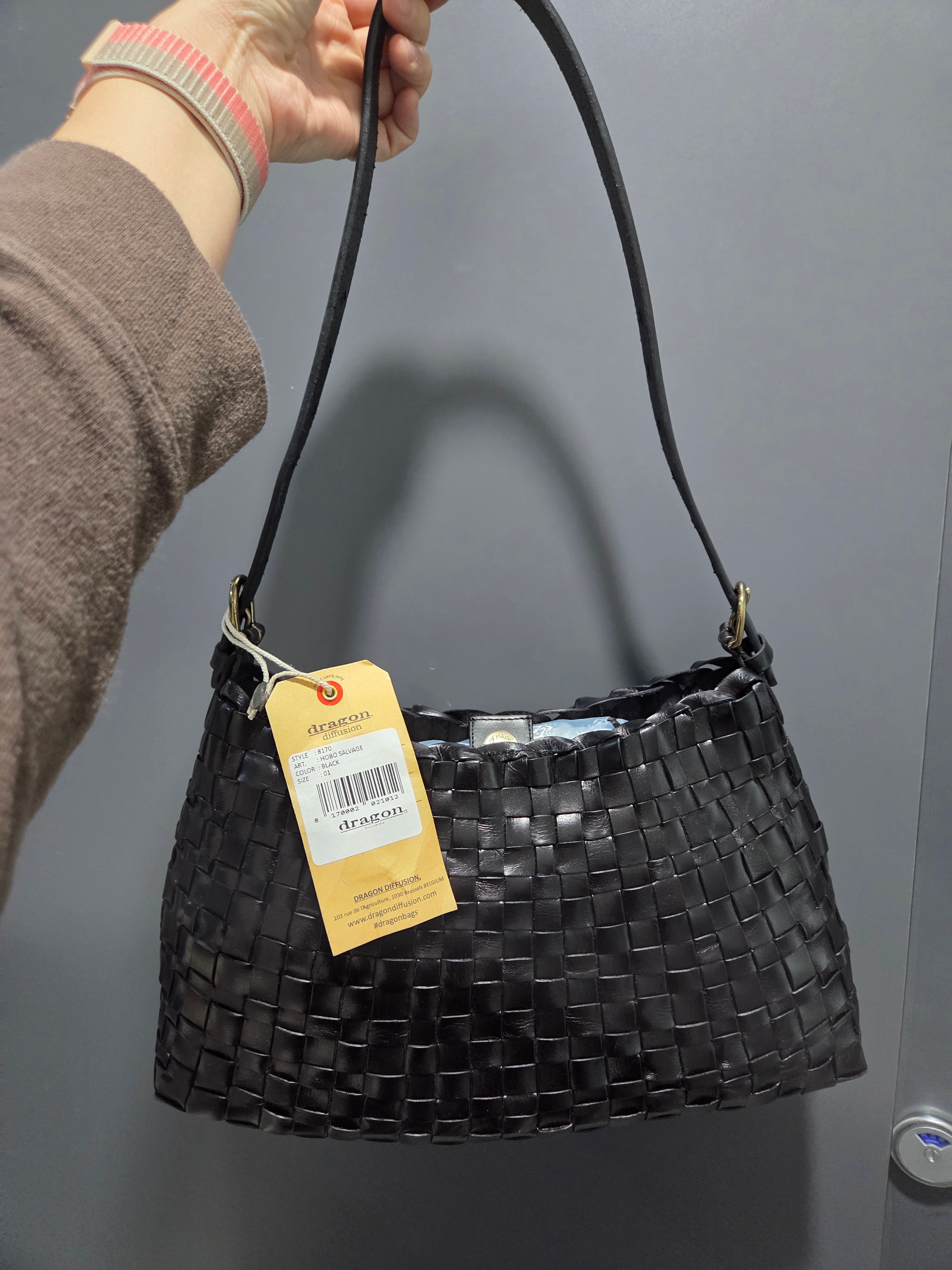 Dragon Diffusion Hobo Salvage Black 착용 스타일