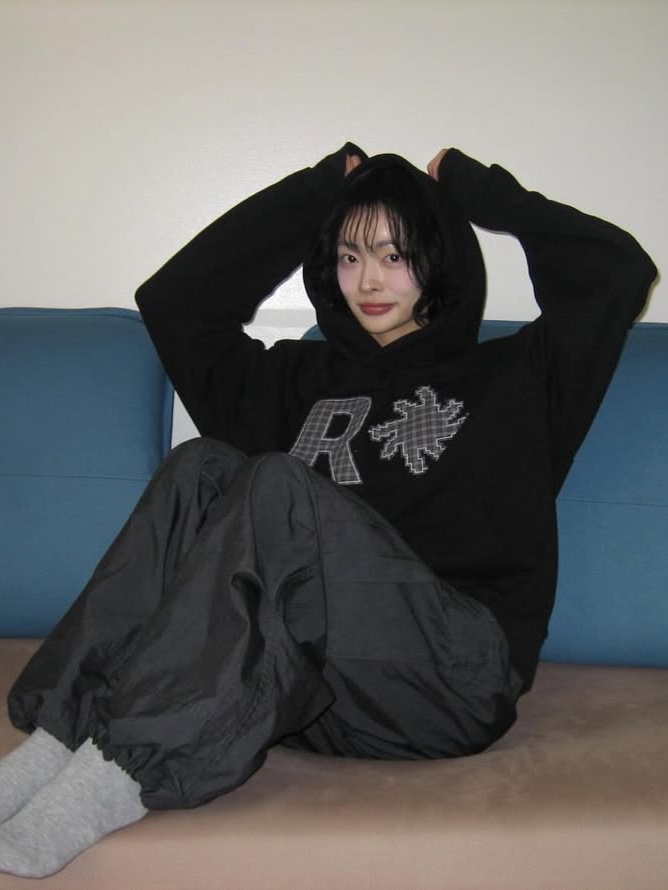 SLOW RECORD HOUSE Check Patch Hoodie Black 착용 스타일 - 1