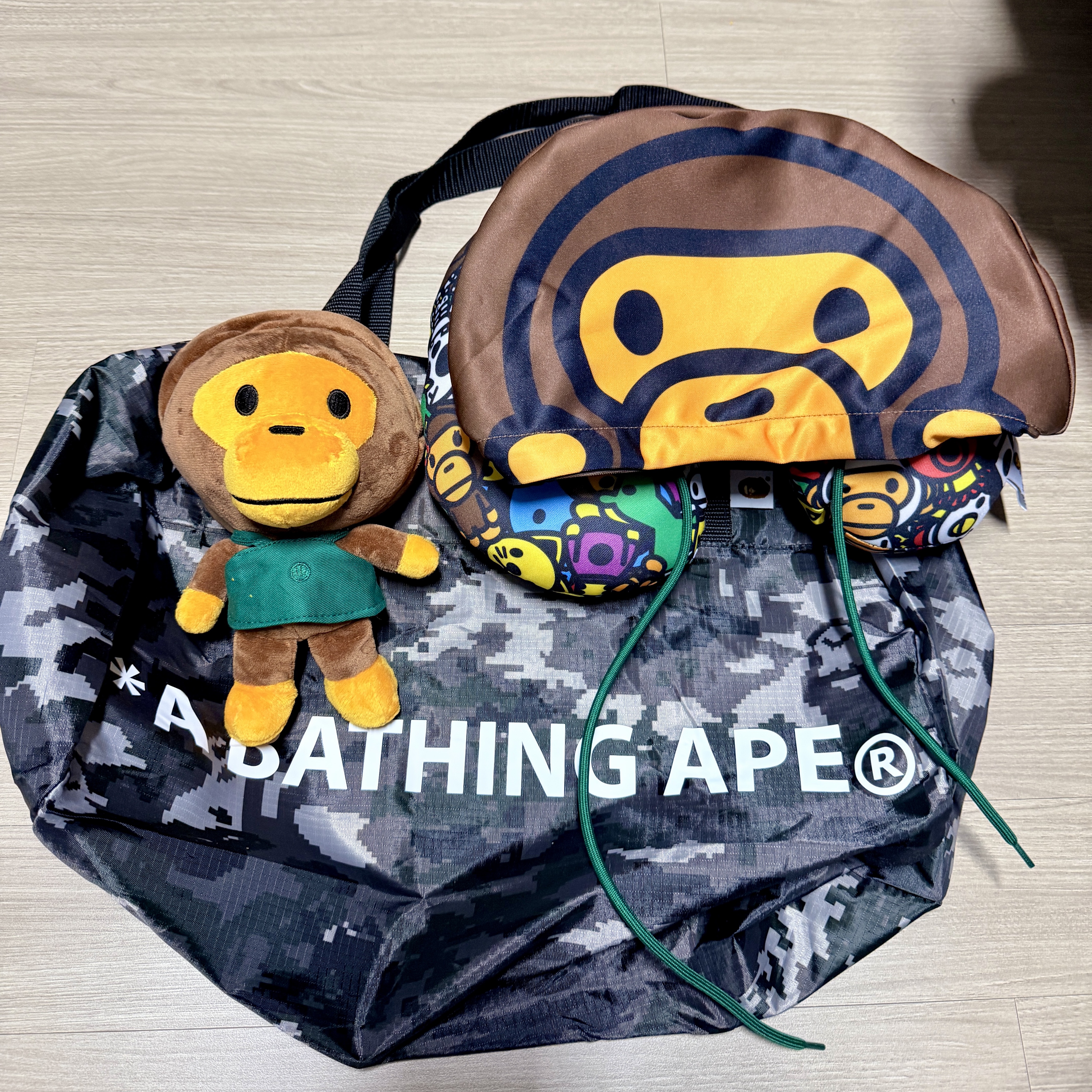 Starbucks x BAPE Baby Milo Neck Pillow, Starbucks x BAPE Baby Milo Foldable Bag 착용 스타일