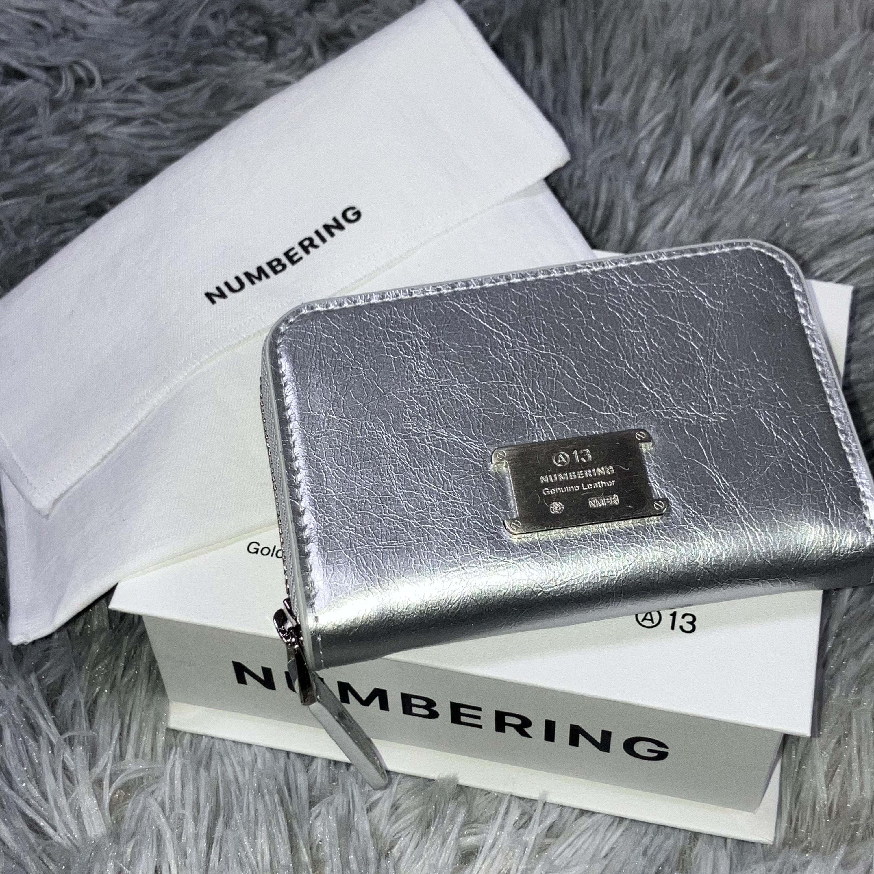 NUMBERING #1050 Cracked Leather Card Holder Black/Silver 착용 스타일