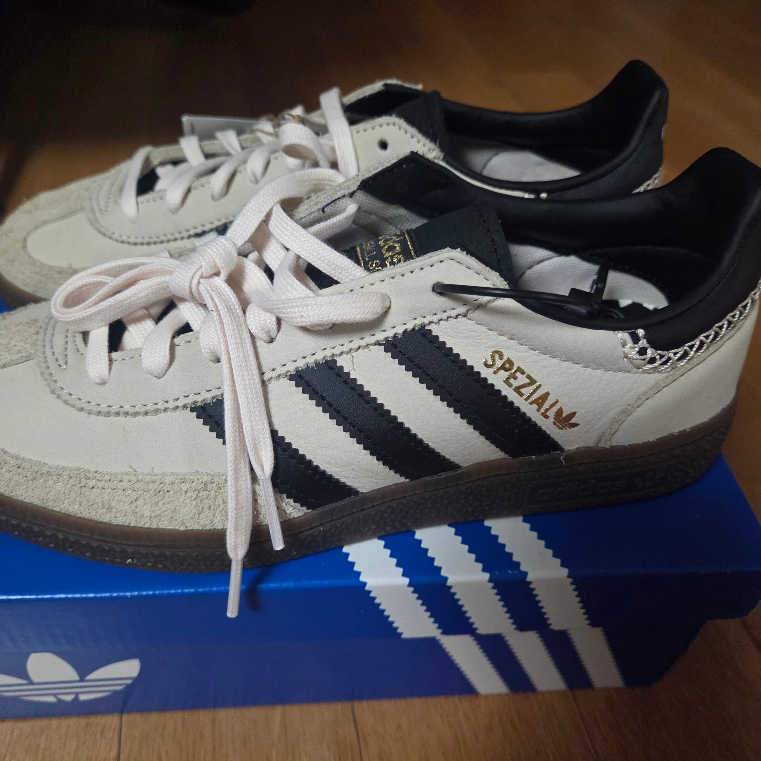 (W) Adidas Spezial Handball Wonder White Core Black 착용 스타일