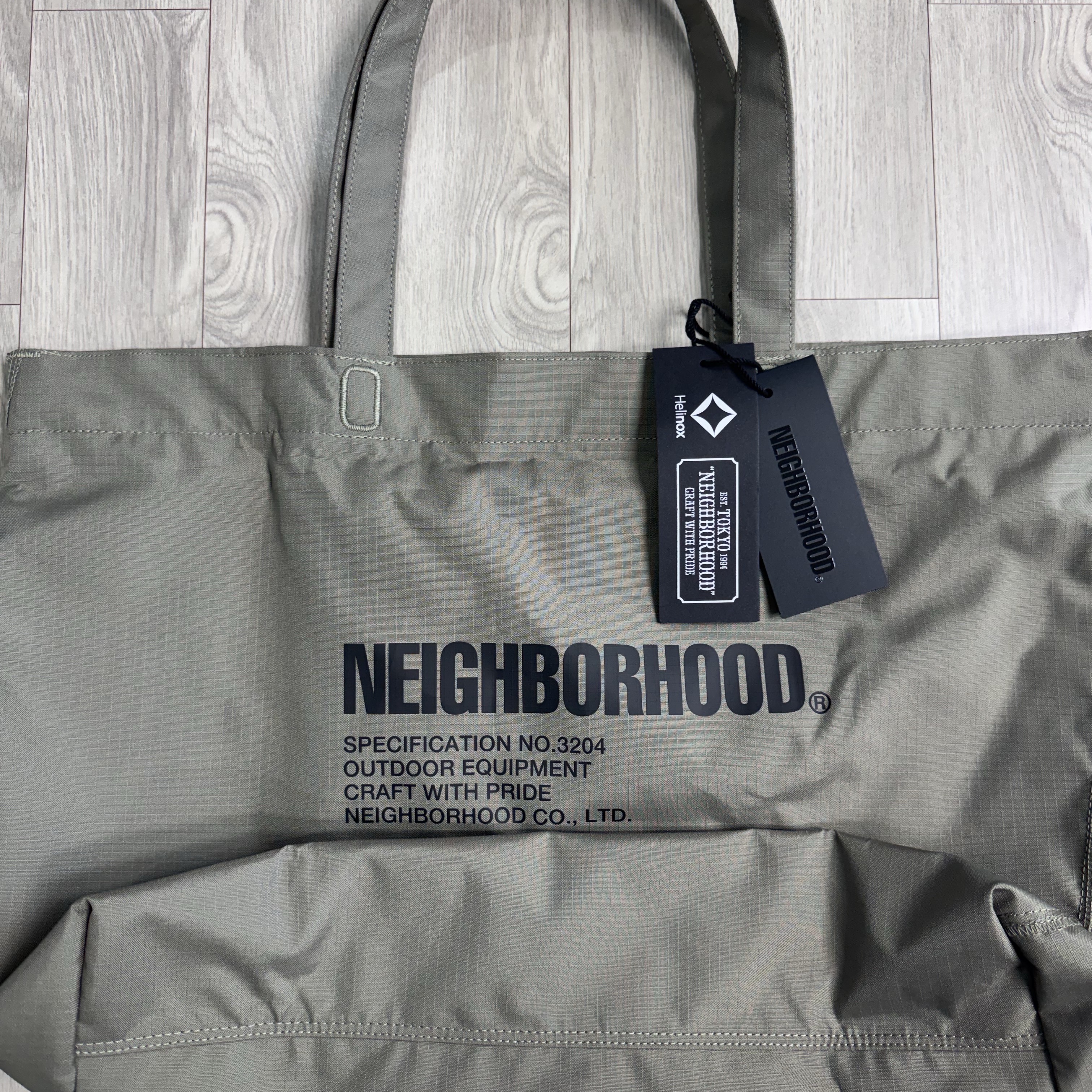 Helinox x Neighborhood Tote M Olive Drab 착용 스타일 - 2