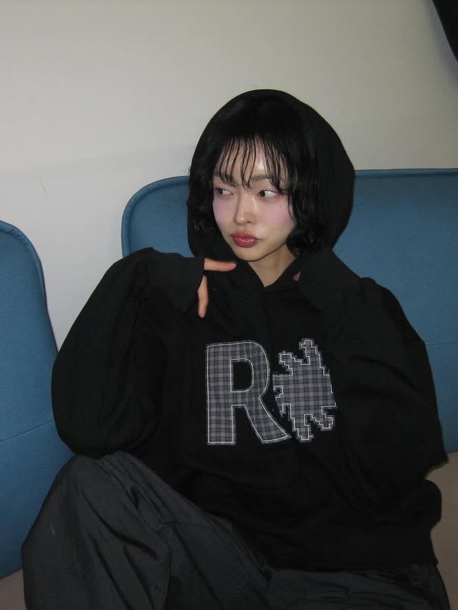 SLOW RECORD HOUSE Check Patch Hoodie Black 착용 스타일 - 3