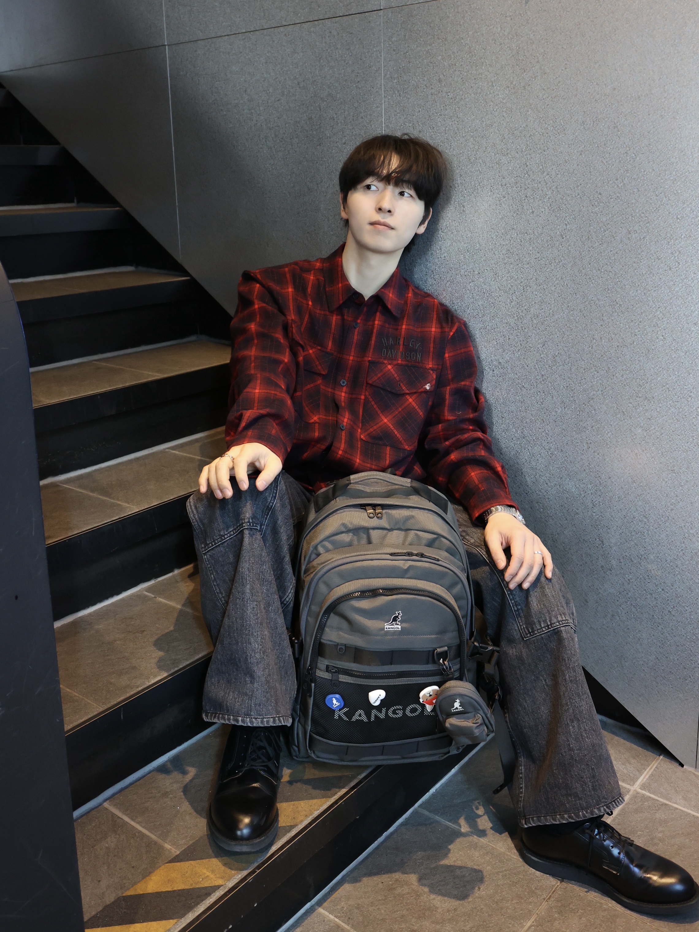 Red Wing Postman 101 Black Chaparral - D, Tissot PRX Powermatic 80 35mm Steel Blue 착용 스타일 - 3
