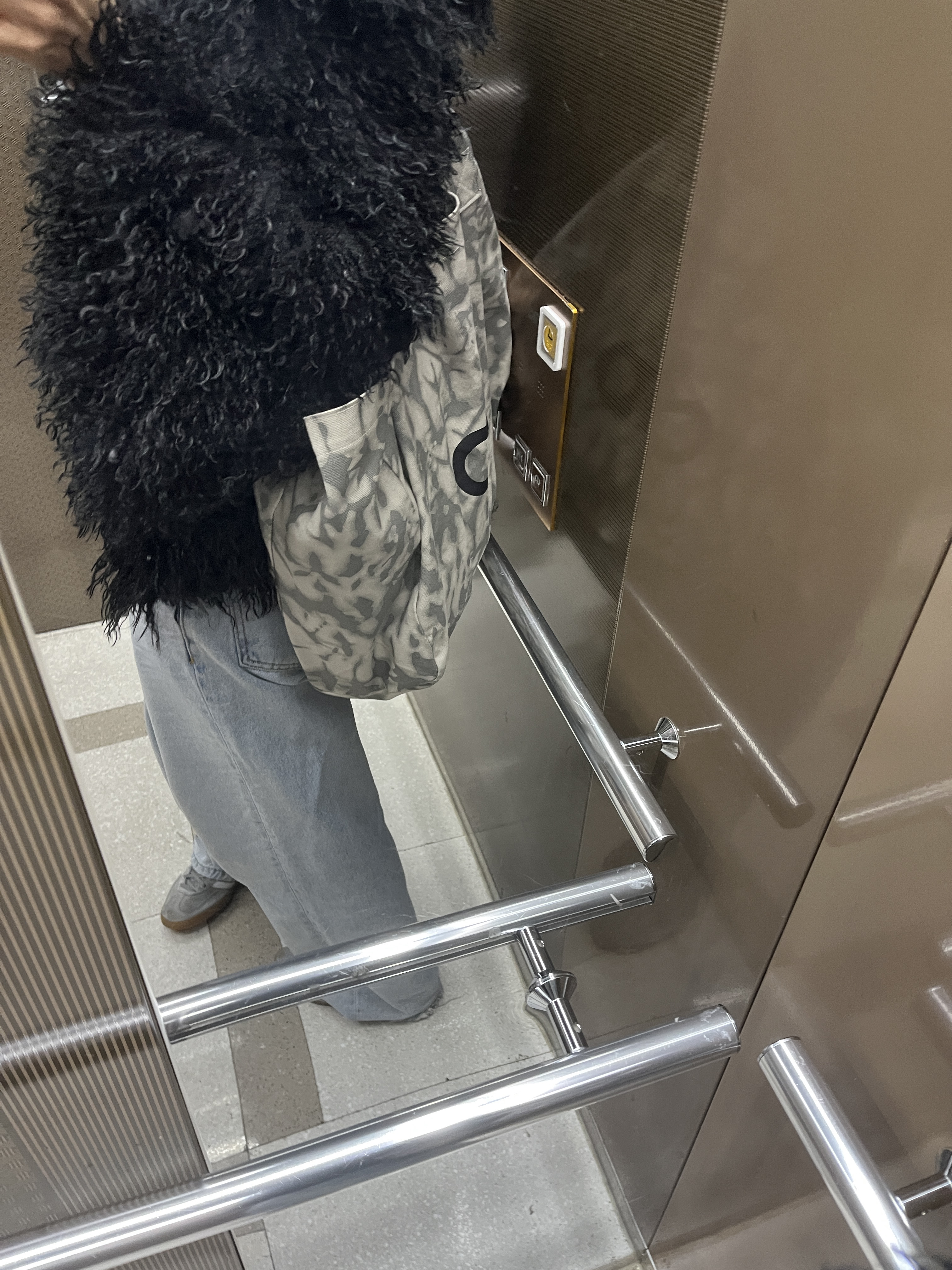 Alo Yoga Iconic Shopper Tote Bag Grey Tiedye 착용 스타일 - 1