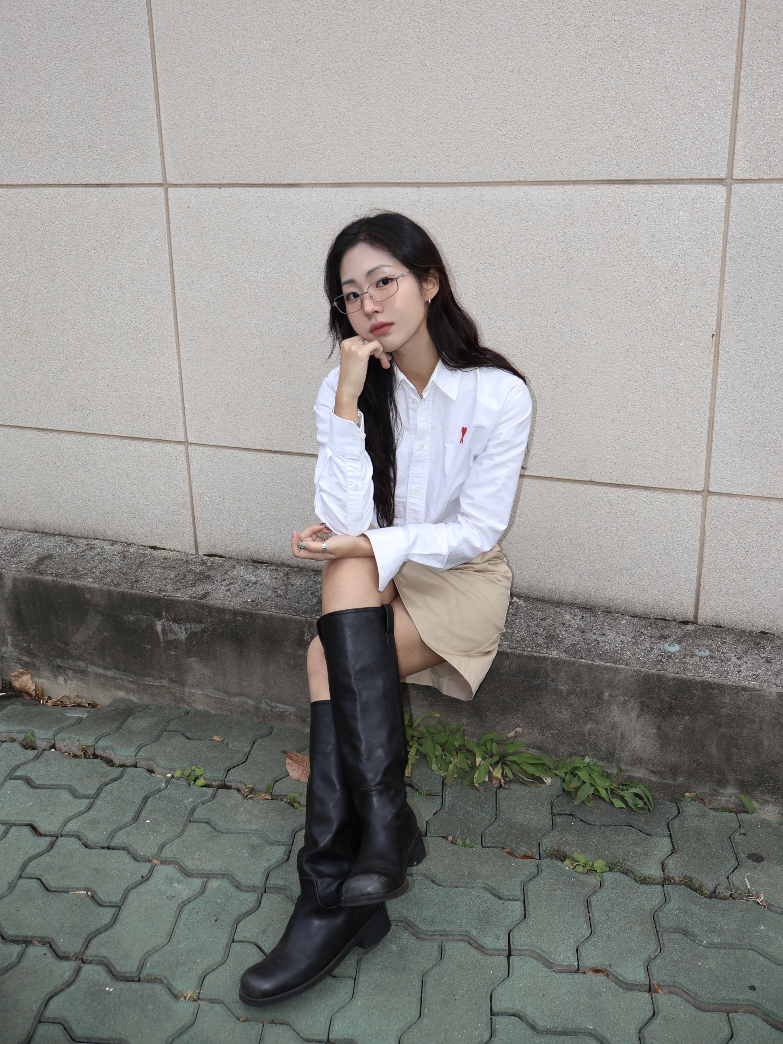 (W) AMI de Coeur Oxford Shirt Natural White 착용 스타일