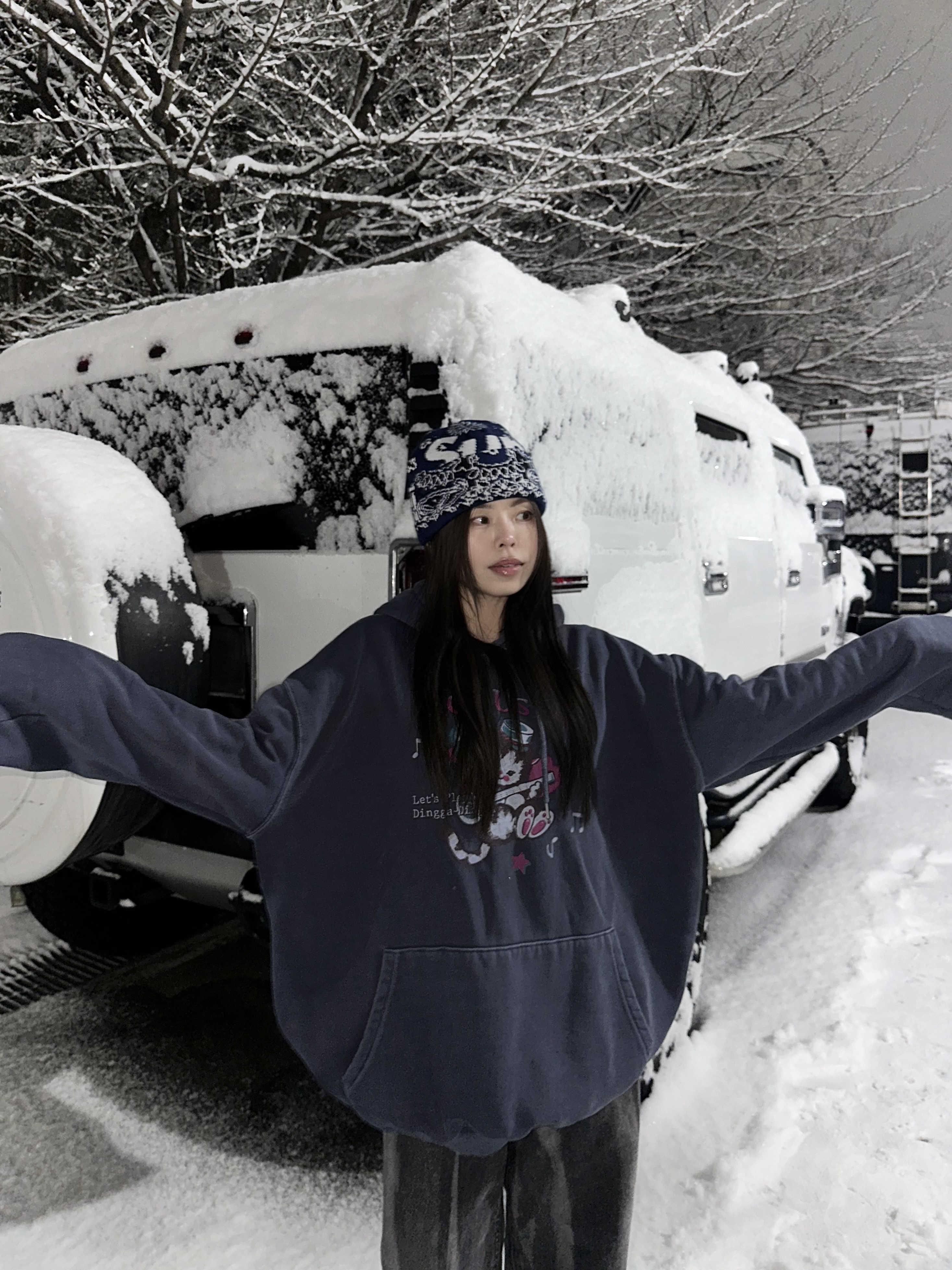 Supreme Big Logo Beanie Navy Bandana - 24FW, Nike Shox R4 Black and Metallic Silver 착용 스타일 - 2