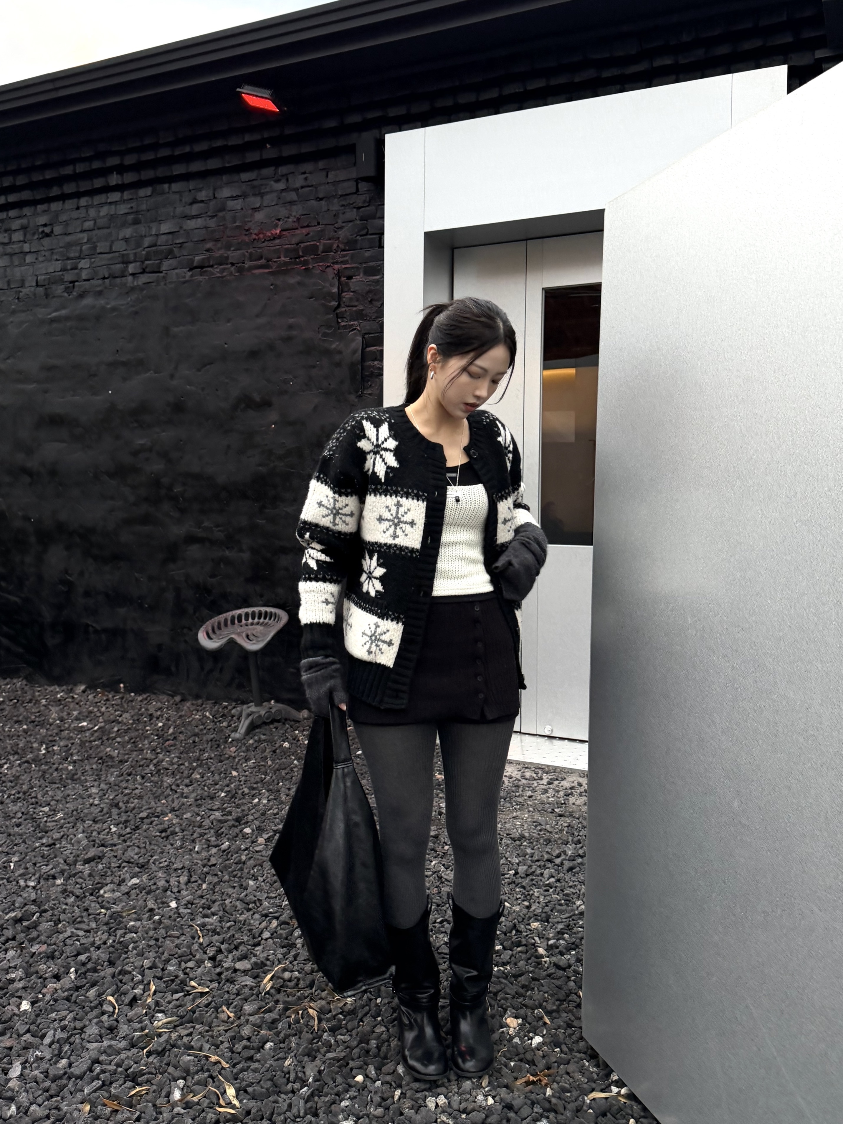 (W) The North Face Sherpa Nuptse Jacket Black 착용 스타일 - 2