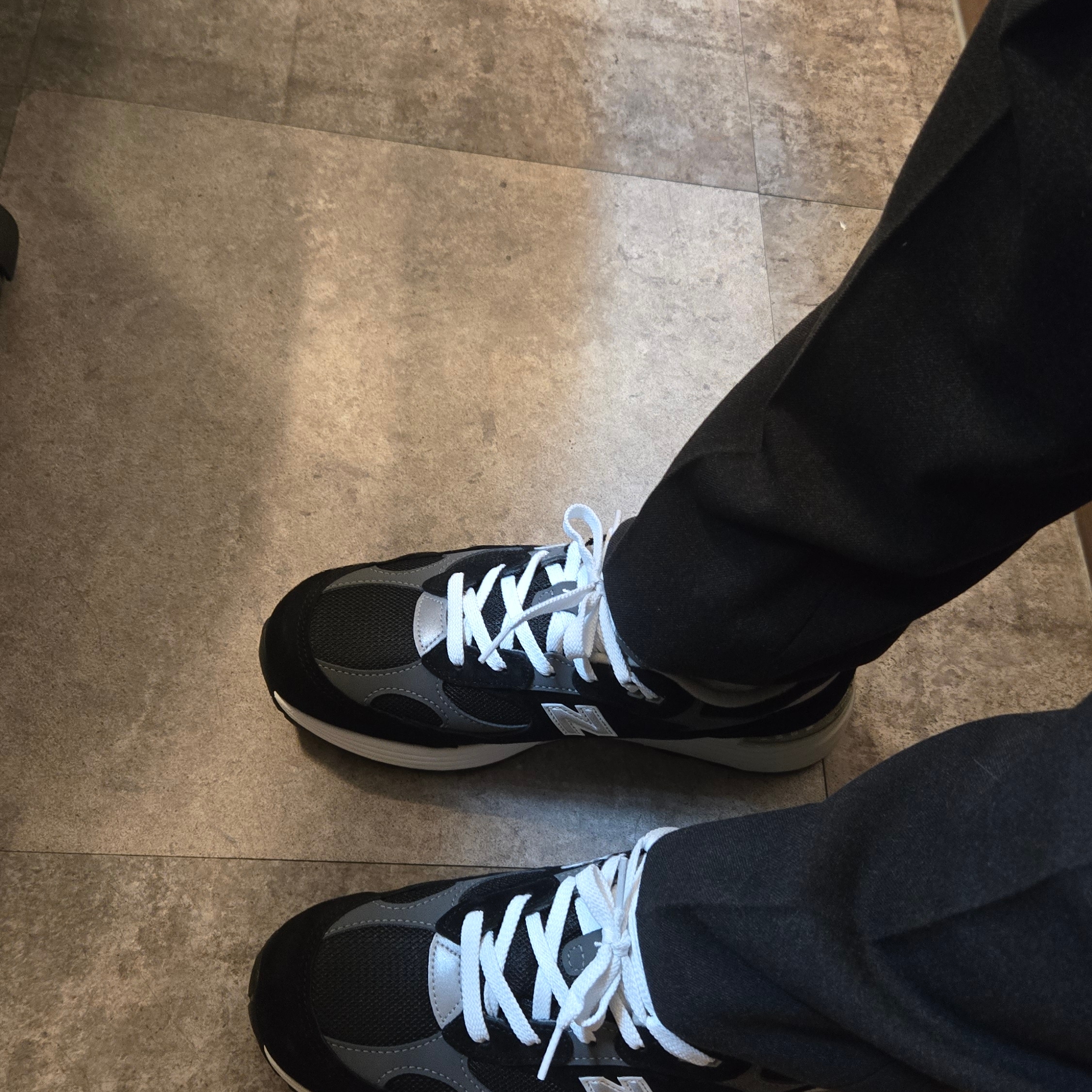 New Balance 992 Made in USA Core Black Grey 착용 스타일 - 3