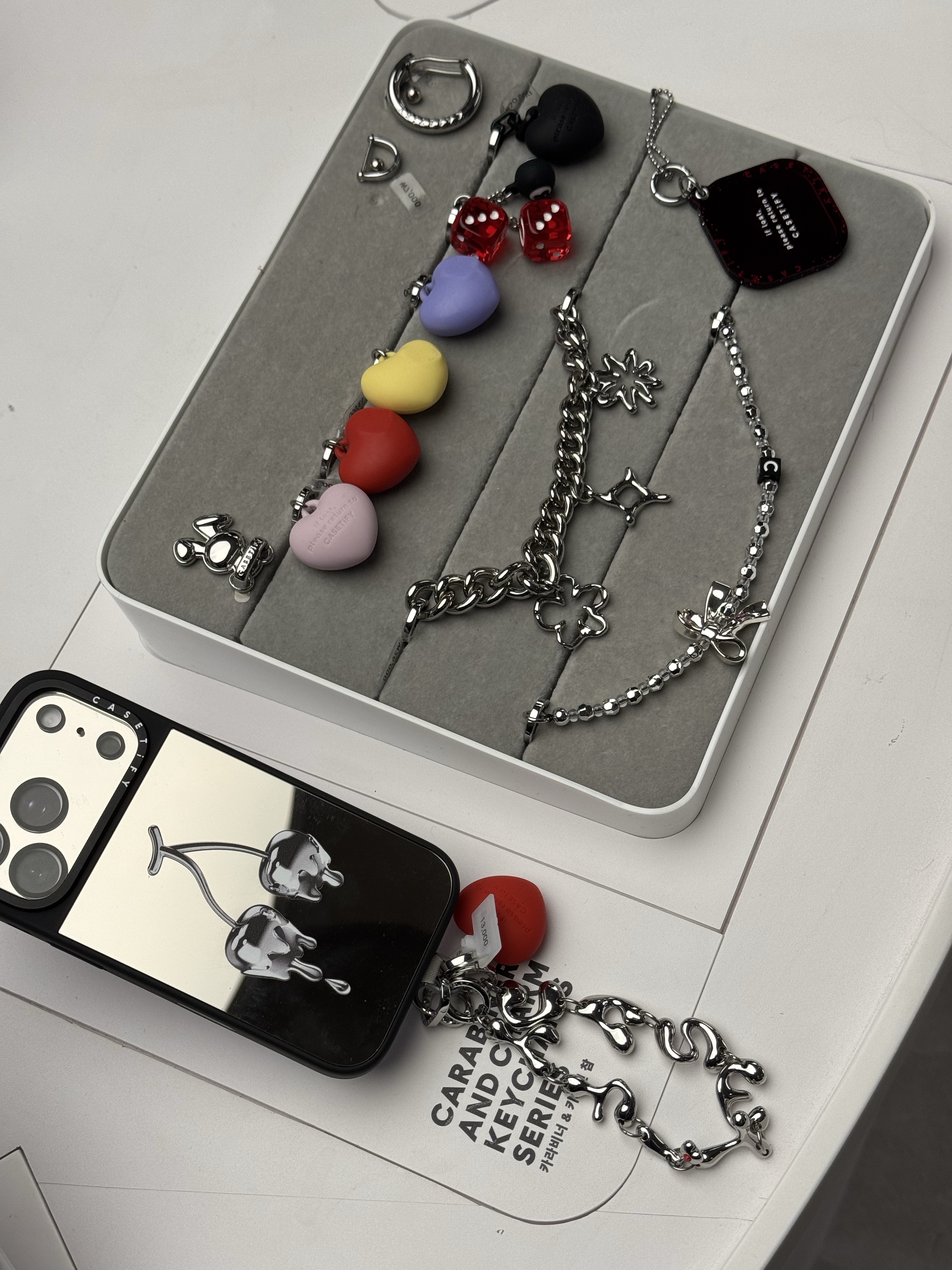 Casetify x G-DRAGON iPhone Alloy Ripple Case Silver Grey, Casetify x G-DRAGON iPhone Magsafe Ripple Case Volt Yellow 착용 스타일 - 2