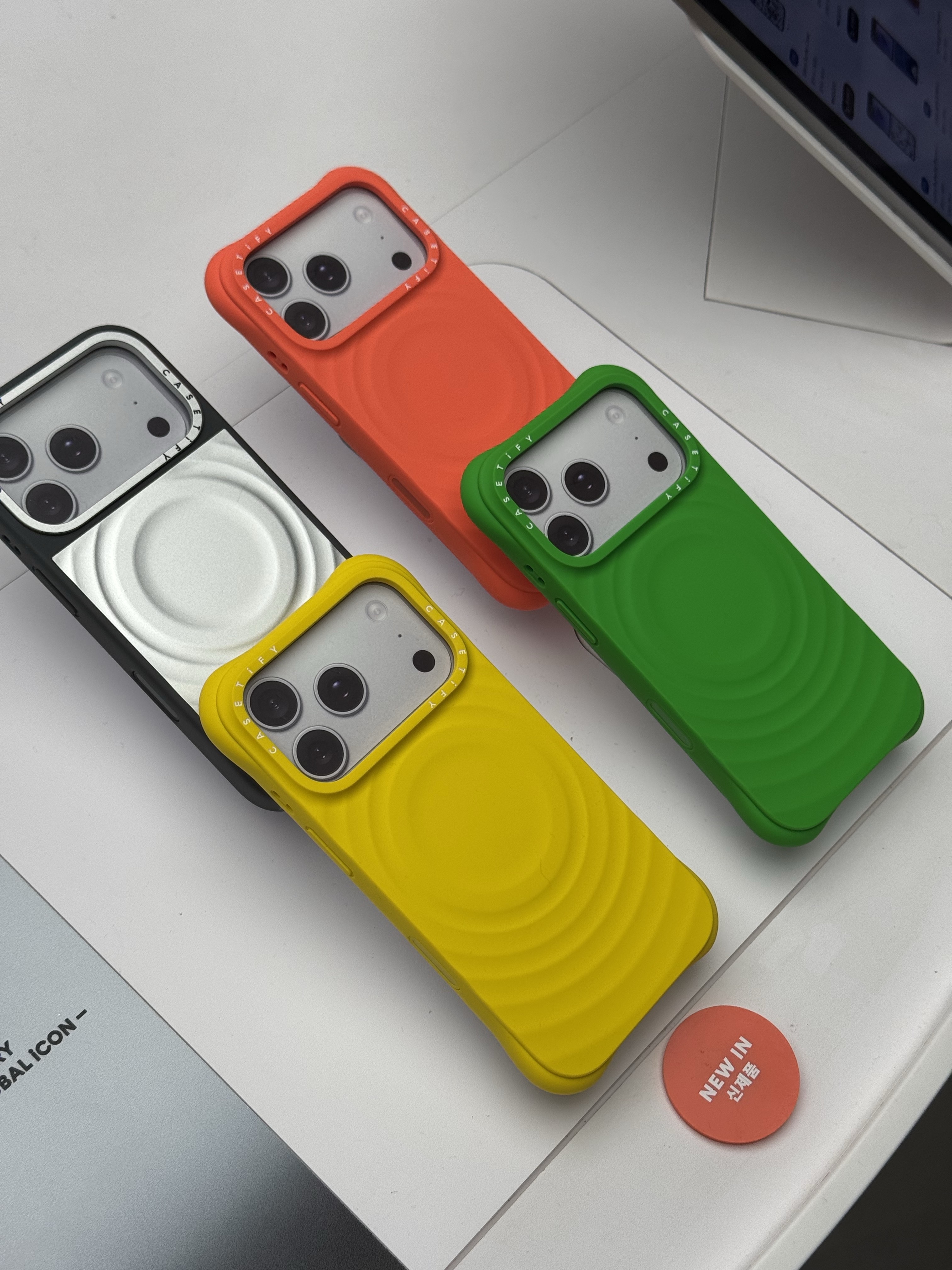 Casetify x G-DRAGON iPhone Alloy Ripple Case Silver Grey, Casetify x G-DRAGON iPhone Magsafe Ripple Case Volt Yellow 착용 스타일 - 1