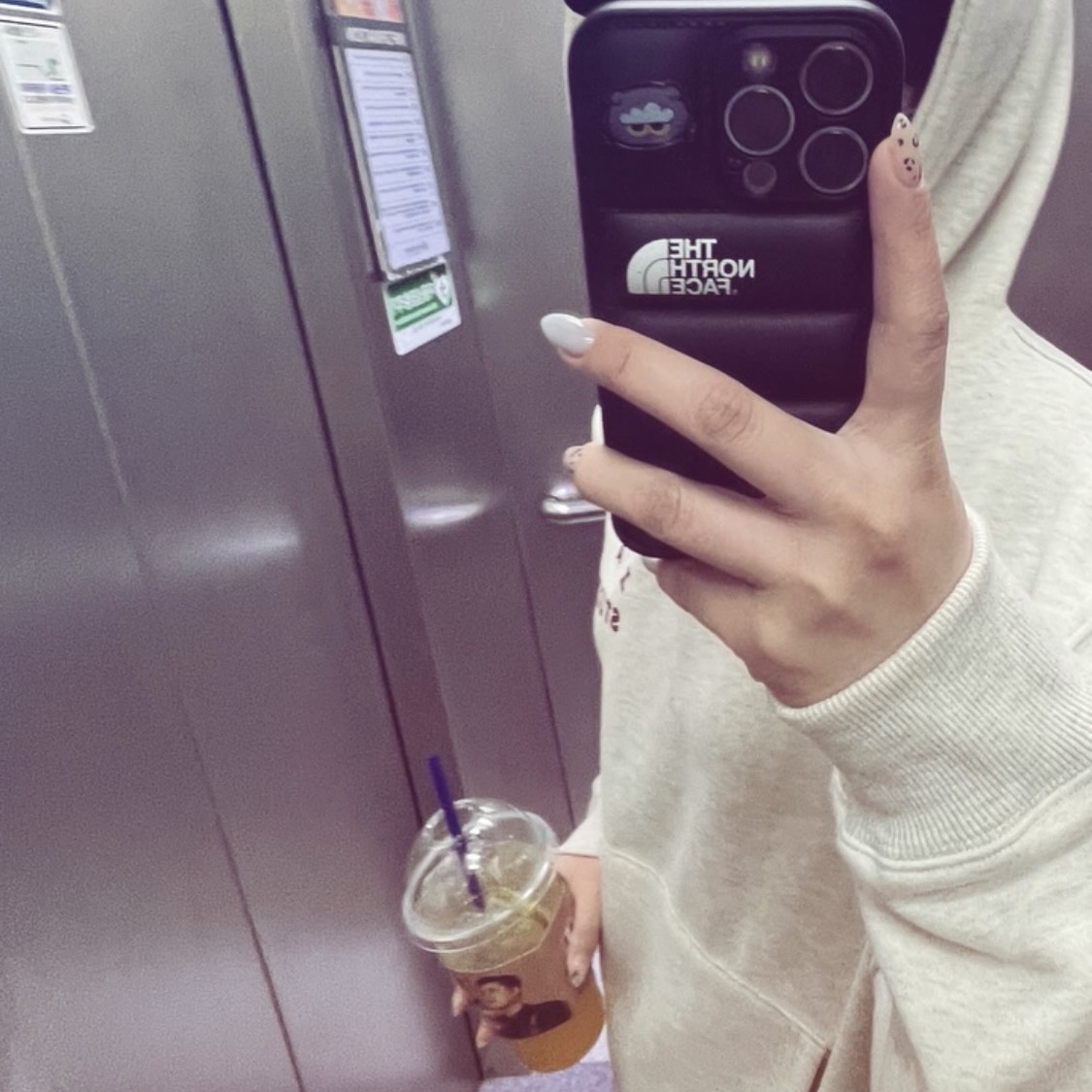 IAB Studio Hoodie Oatmeal Burgundy 착용 스타일