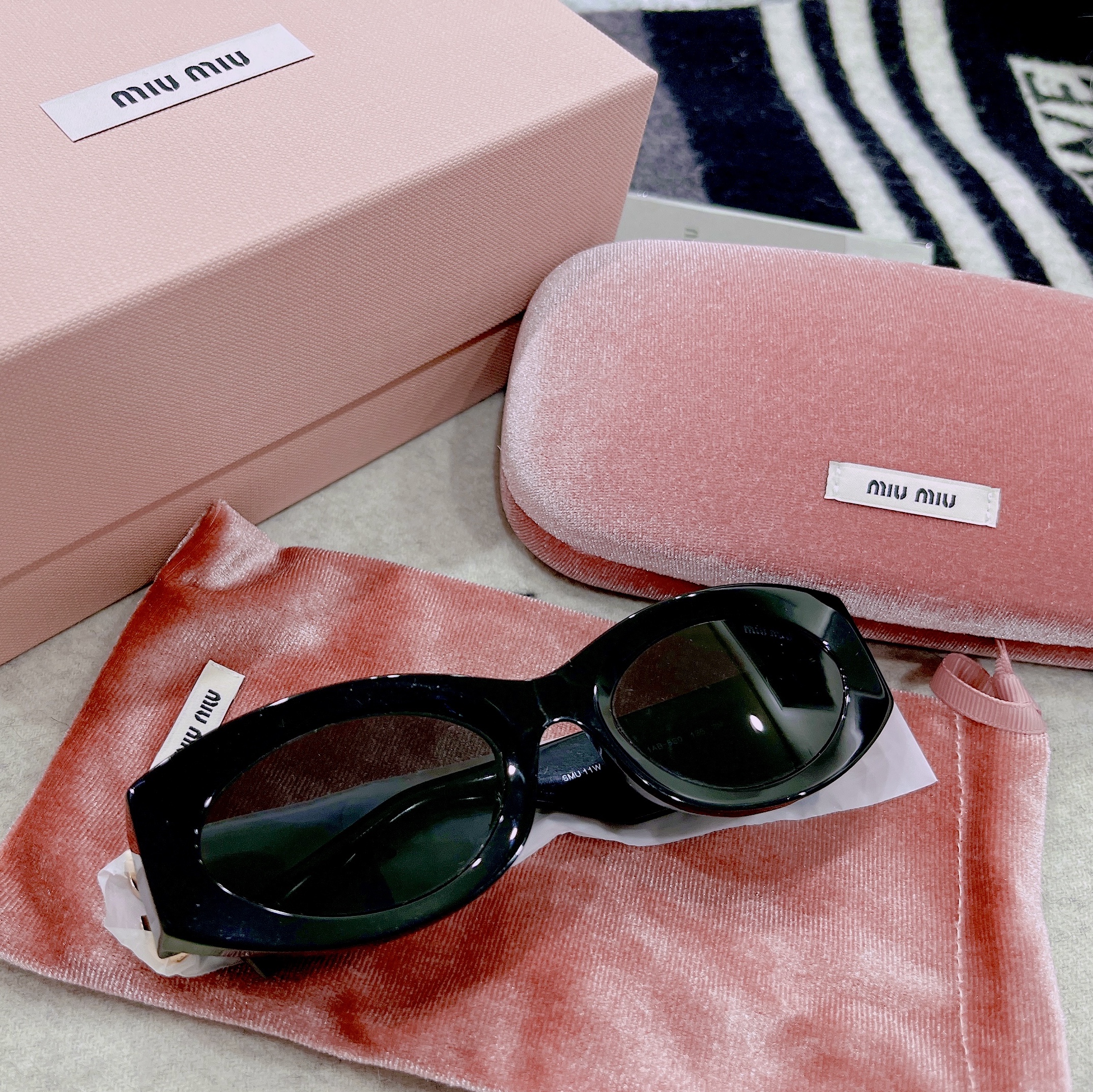 (W) Miu Miu Glimpse Sunglasses Slate Grey Lenses Black Acetate 착용 스타일