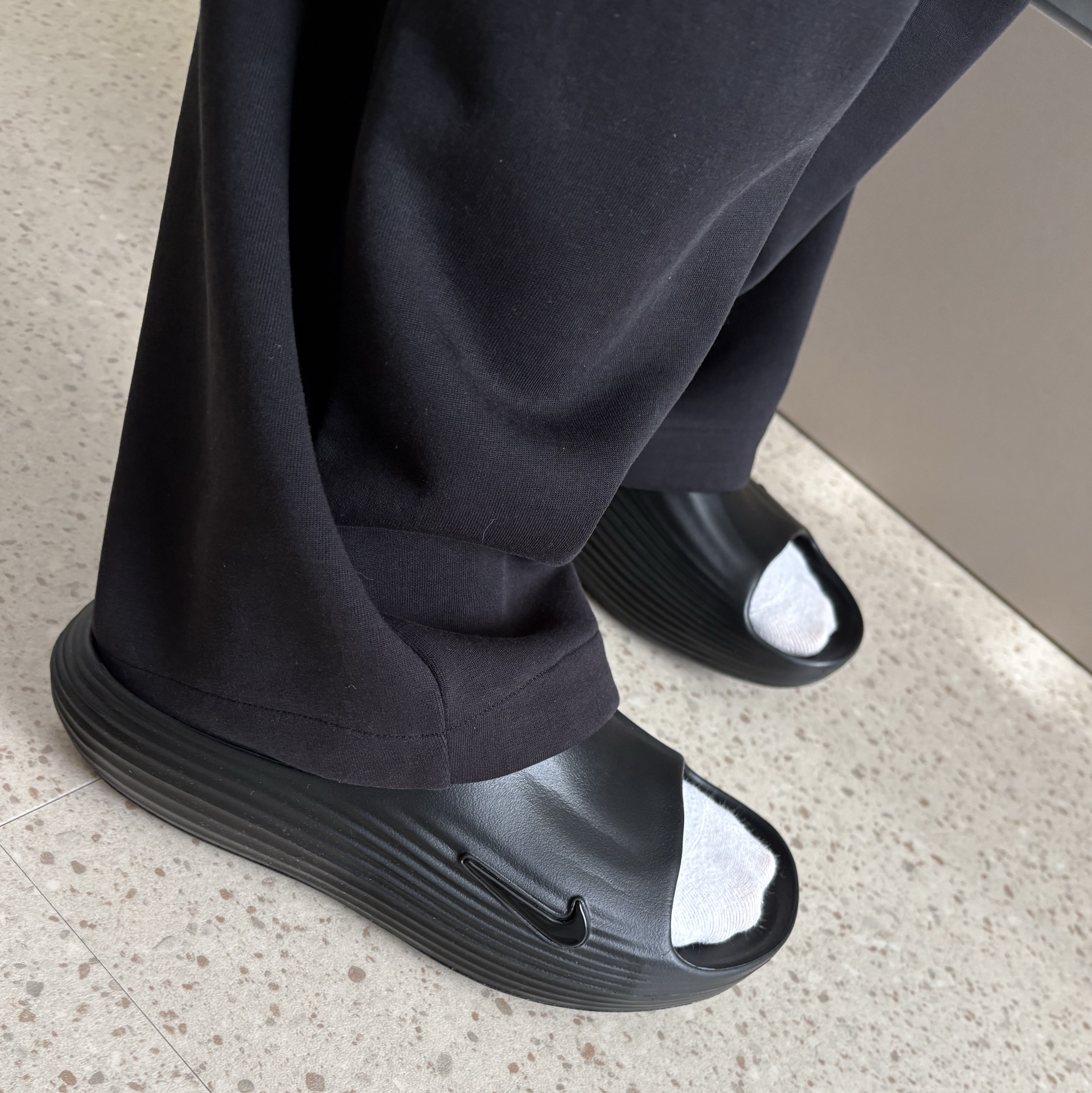 Nike ReactX Rejuven8 Slide Black 착용 스타일 - 1