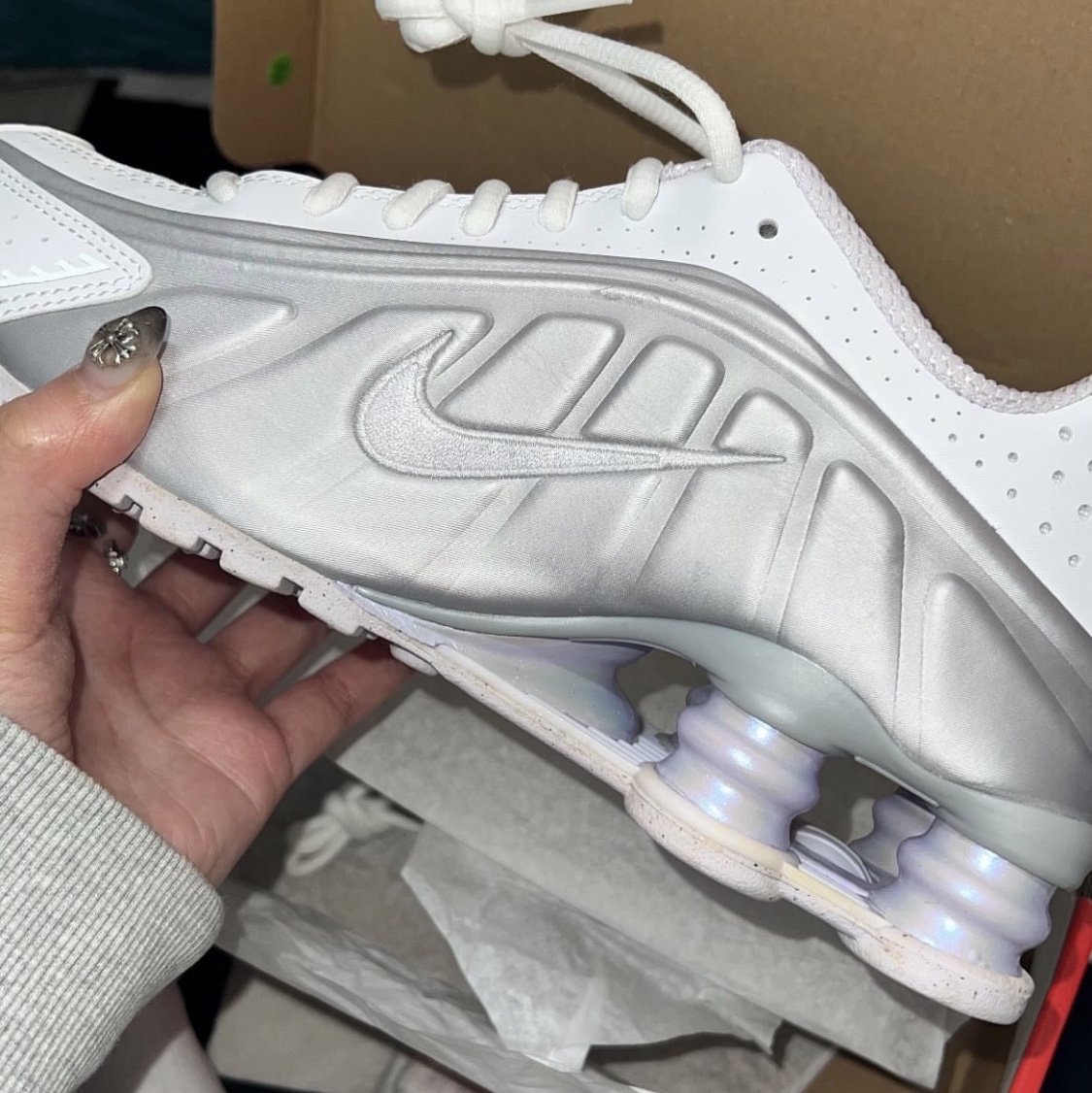 (W) Nike Shox R4 White Metallic Silver 착용 스타일 - 2