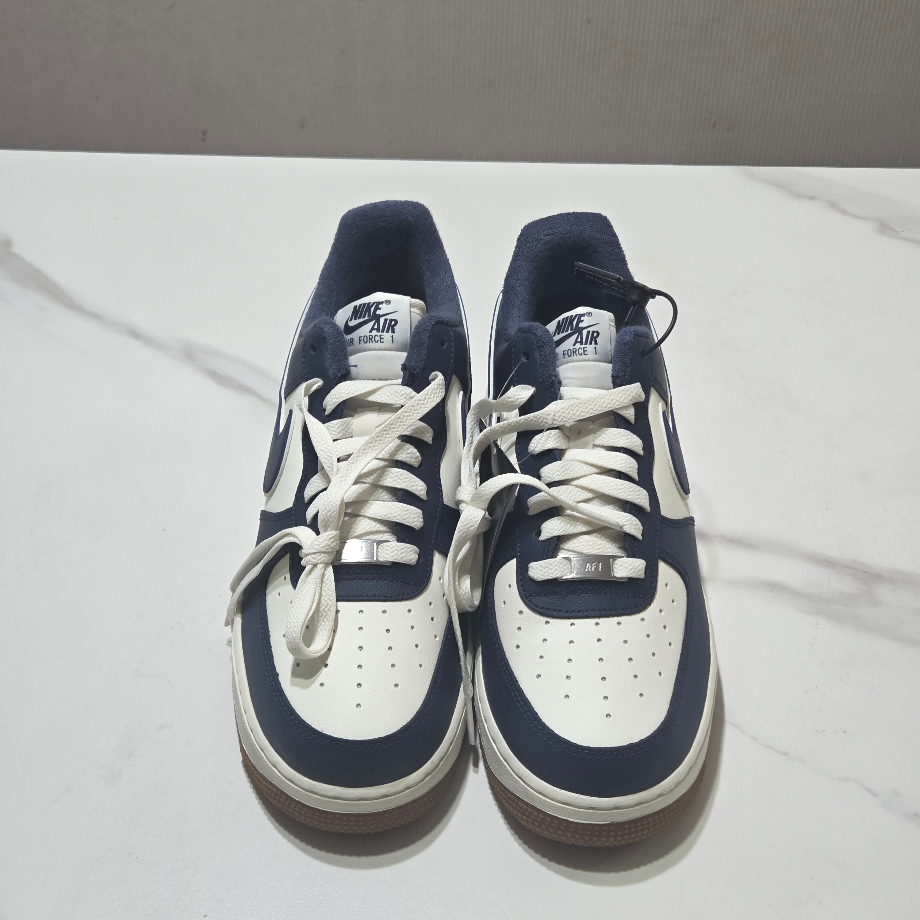 Nike Air Force 1 '07 LV8 Midnight Navy 착용 스타일 - 2