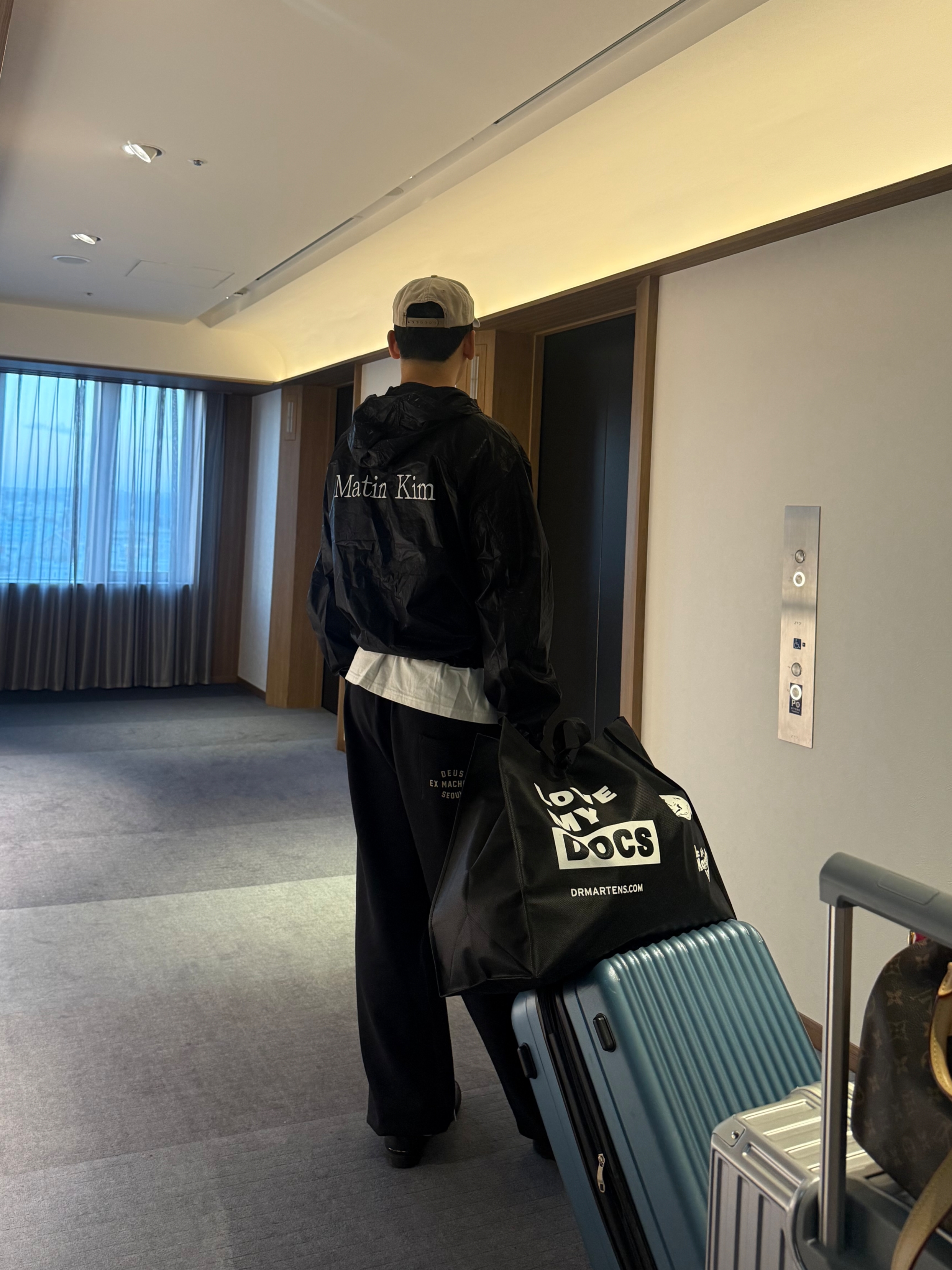 Deus Ex Machina Seoul College Address T-Shirt White, Deus Ex Machina Seoul College Address Sweatpant Black 착용 스타일