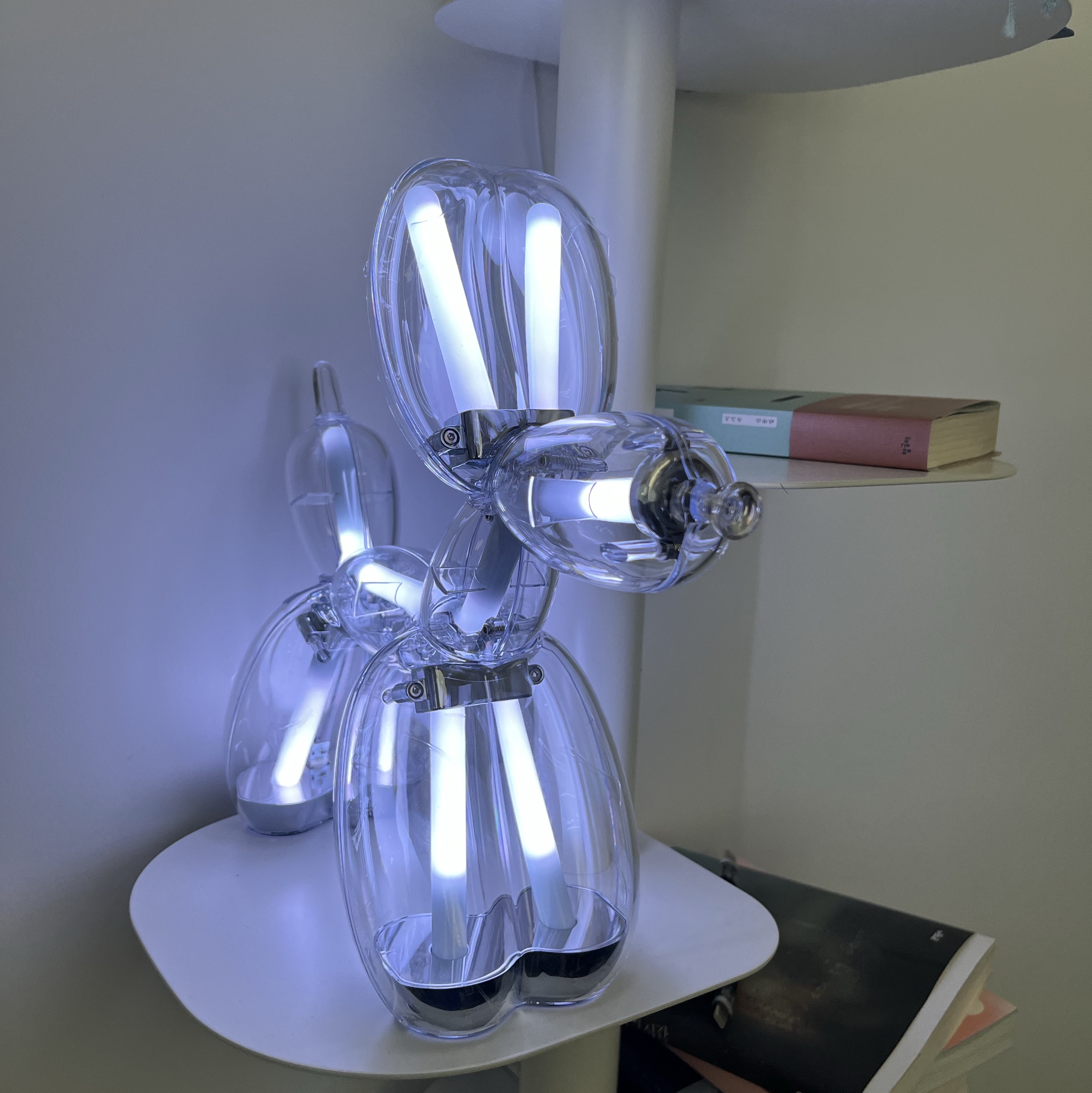 Lexon x Jeff Koons Balloon Dog Lamp 착용 스타일