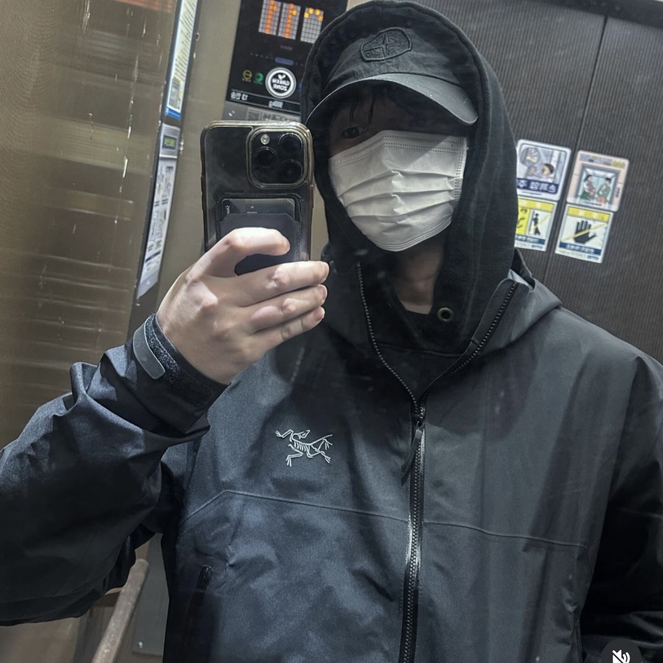 Arc'teryx Beta Jacket Black, Stone Island 99576 Nylon Metal 6-Panel Cap Black 착용 스타일