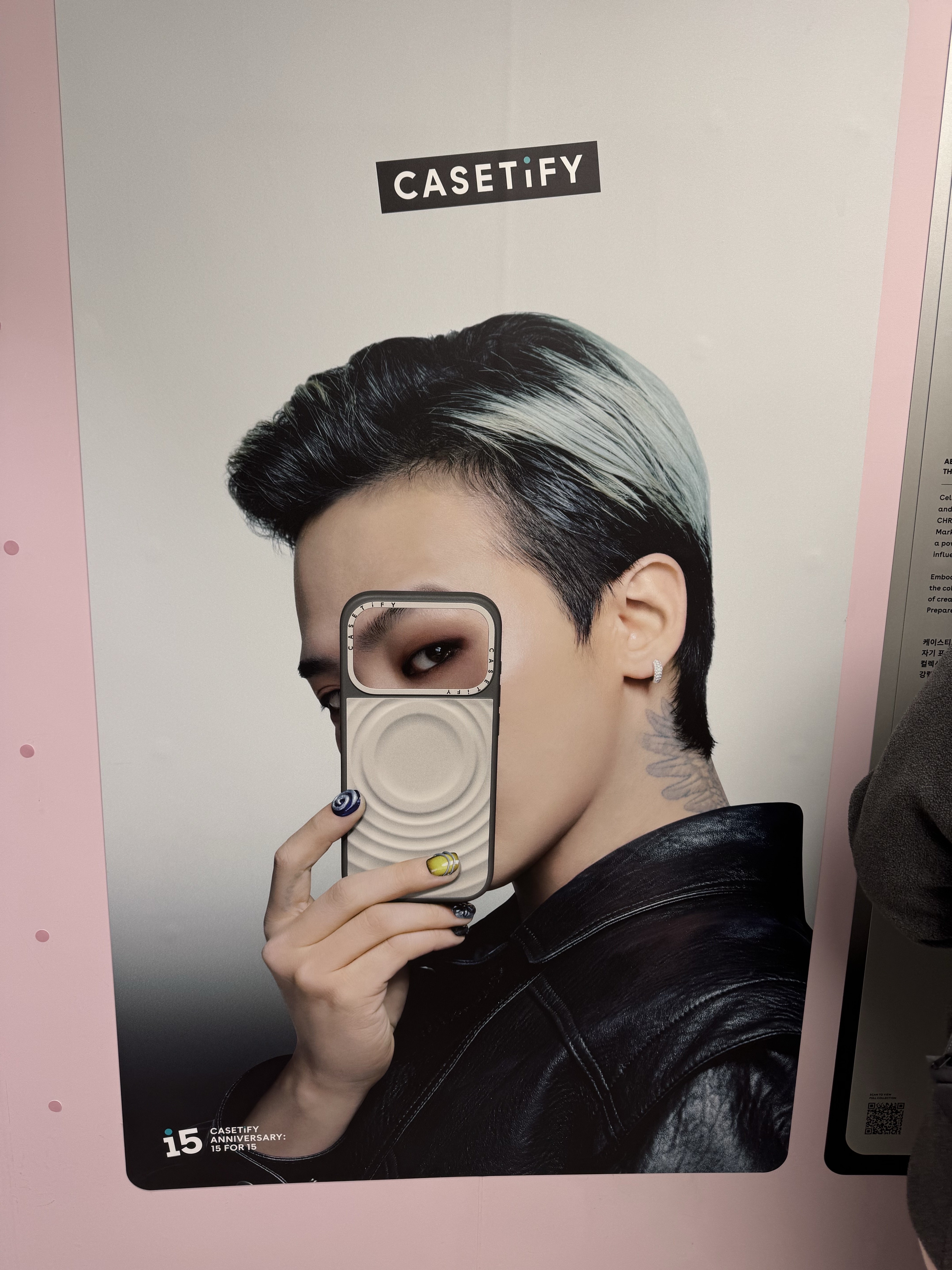 Casetify x G-DRAGON iPhone Alloy Ripple Case Silver Grey, Casetify x G-DRAGON iPhone Magsafe Ripple Case Volt Yellow 착용 스타일 - 3