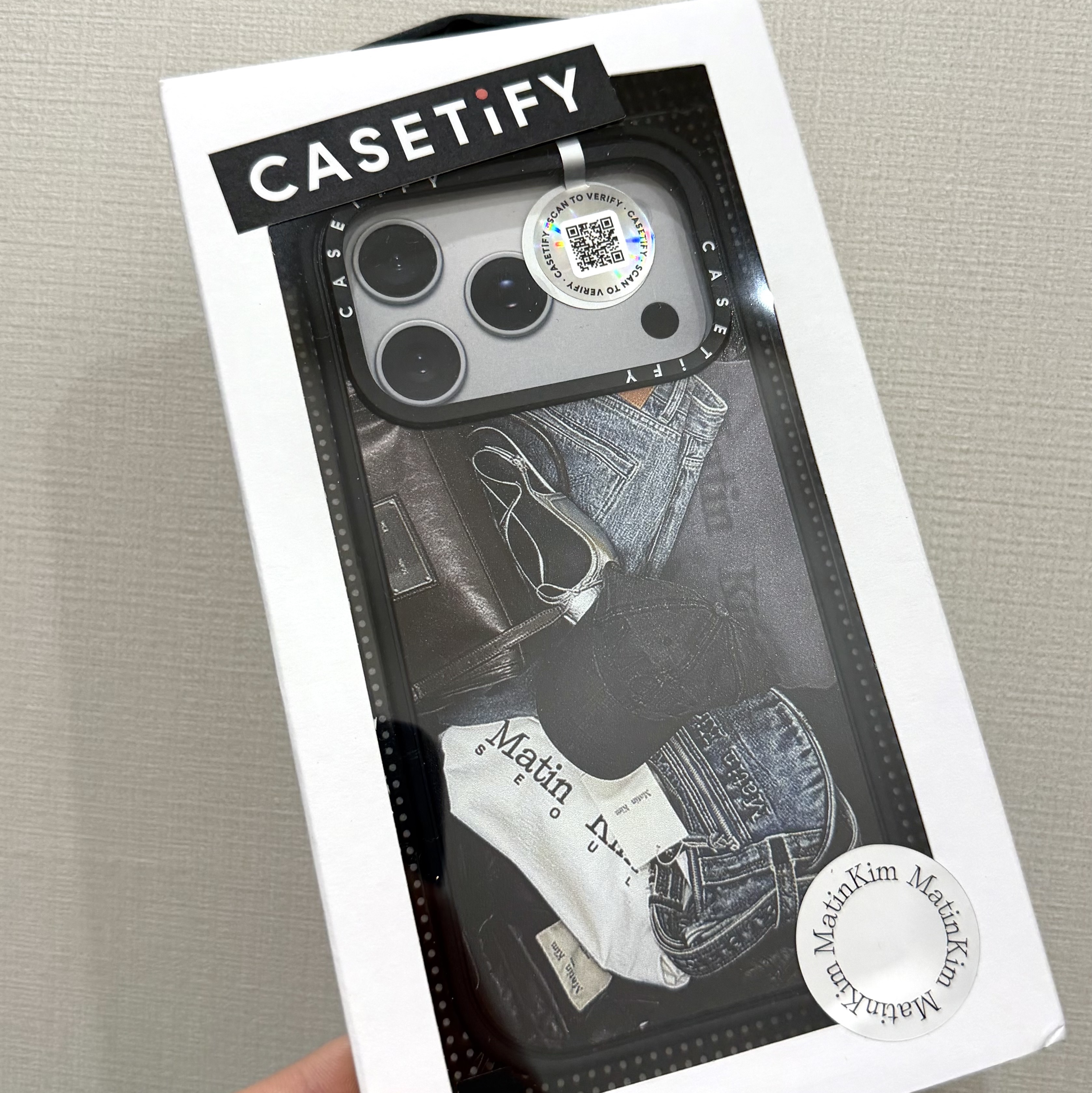 Castify x Matin Kim iPhone Unboxing Magsafe Impact Case Matte Black 착용 스타일