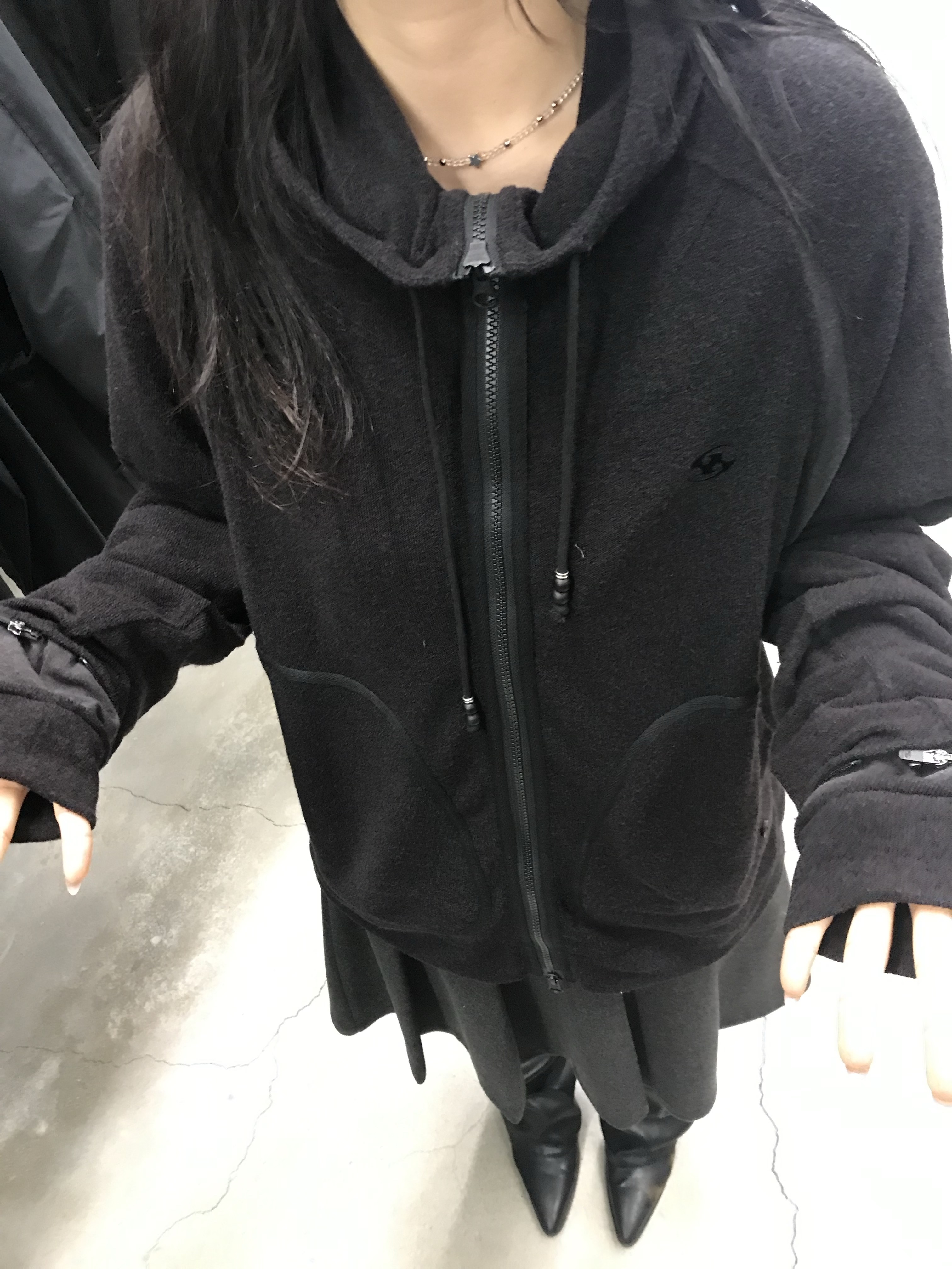 Sansan Gear Kapas Knit Zip-Up Black, Sansan Gear X b.E Zip-Up Hoodie Charcoal 착용 스타일 - 1