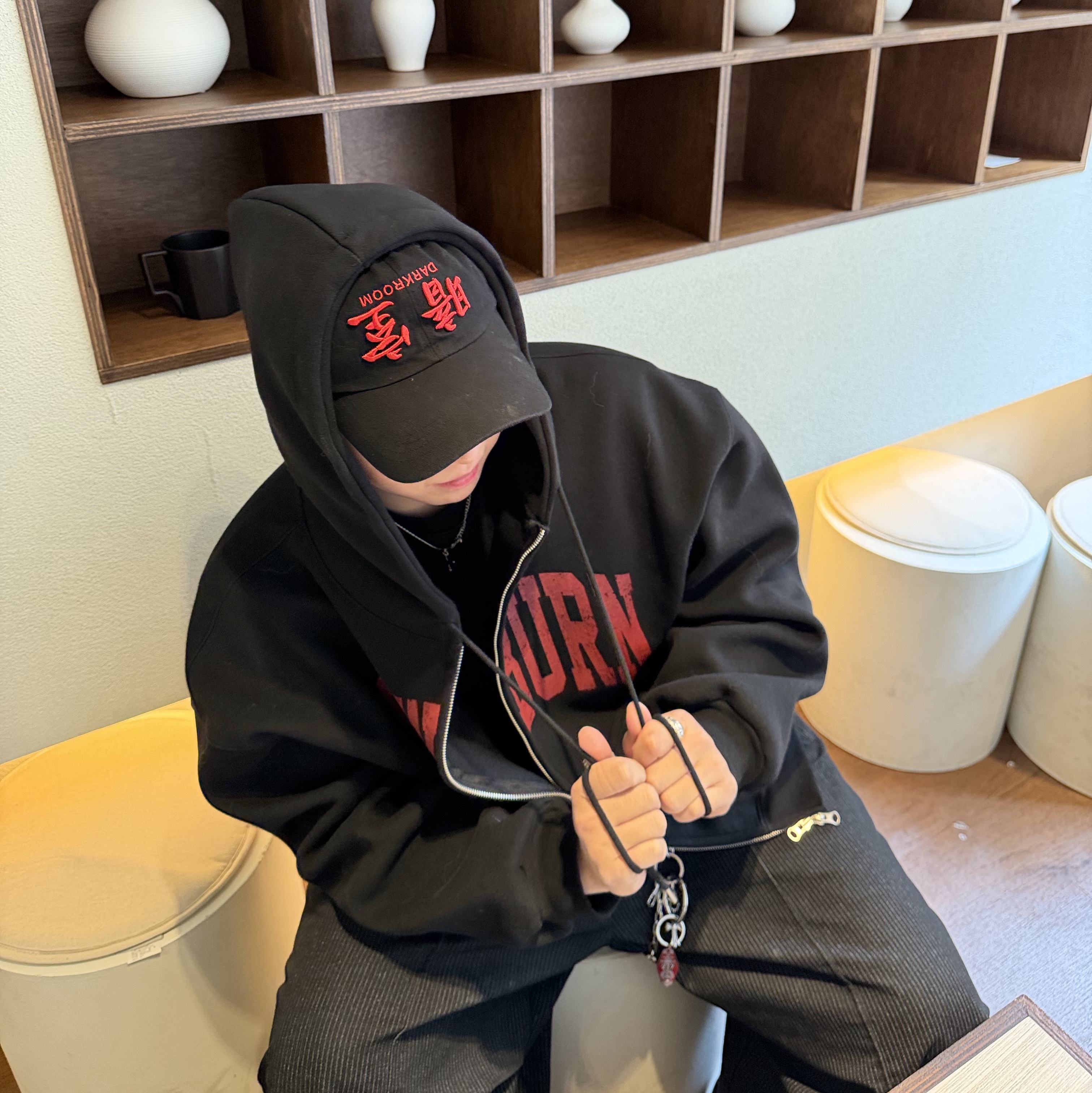 Darkr8m Studio Upside Down Red Logo Cap 착용 스타일