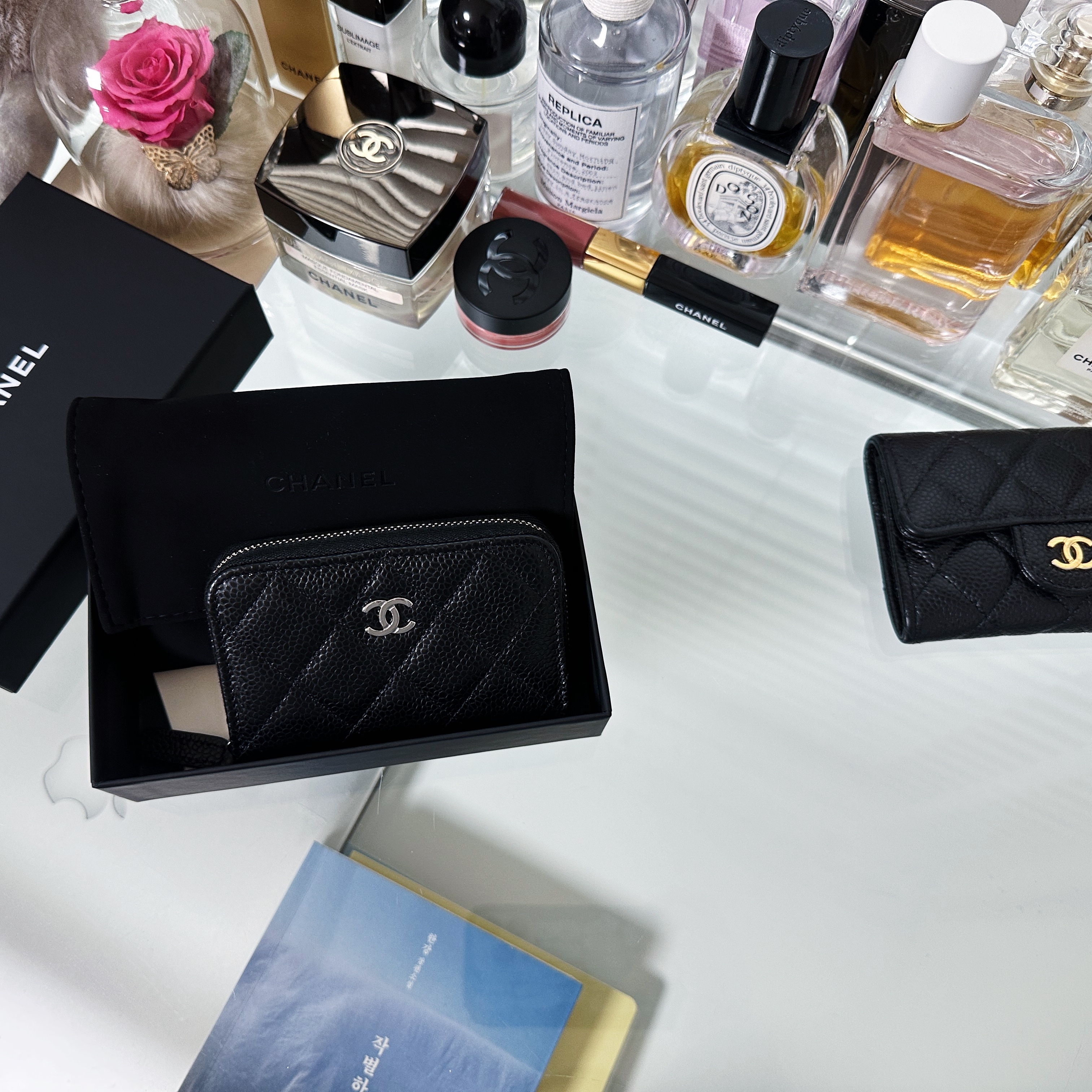 Chanel Classic Zipped Coin Purse Grained Calfskin & Silver Black 착용 스타일