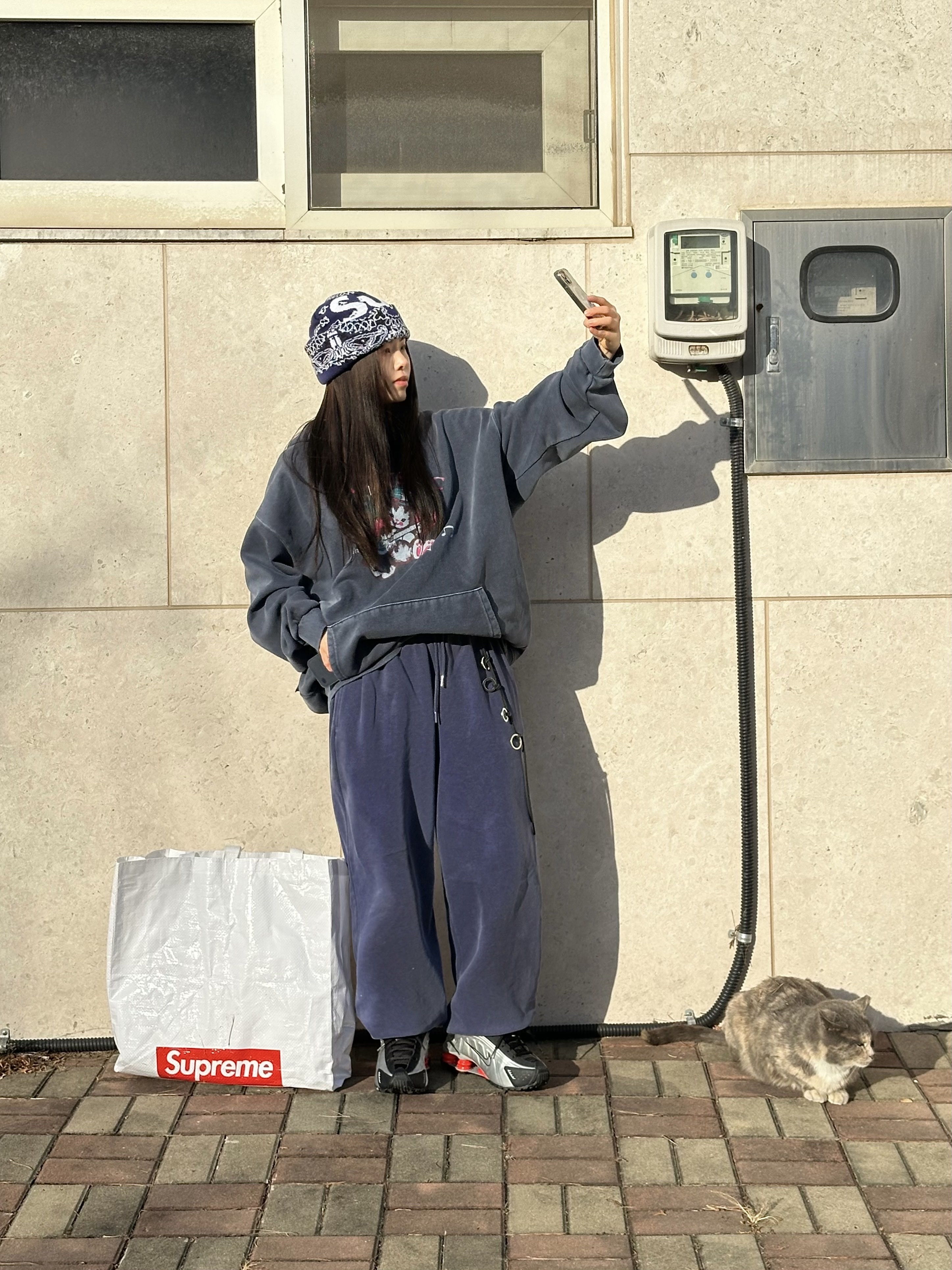 Supreme Big Logo Beanie Navy Bandana - 24FW, Nike Shox R4 Black and Metallic Silver 착용 스타일 - 7