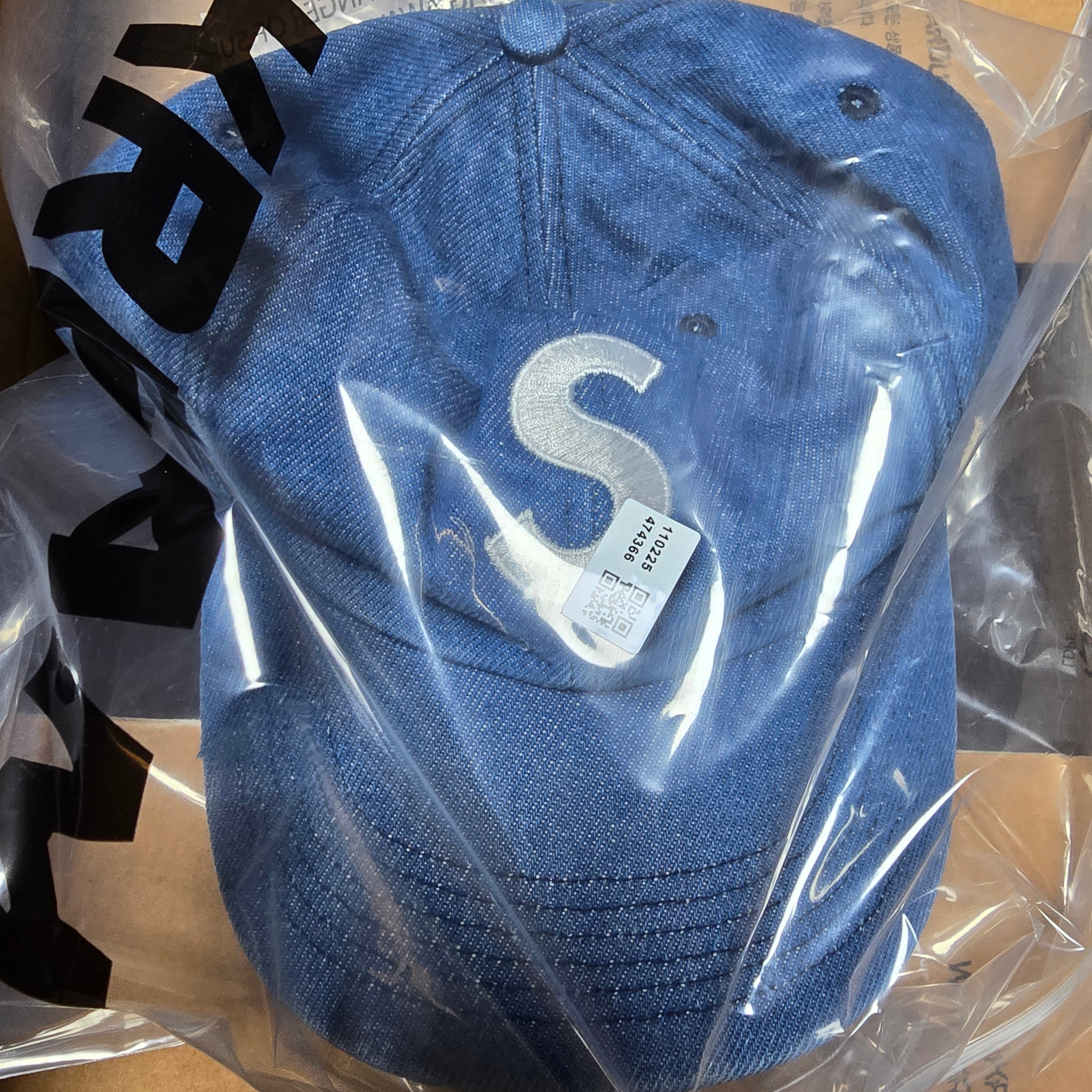 Supreme Pigment S Logo 6-Panel Denim - 24FW, Supreme Fine Wale Corduroy S Logo 6-Panel Black - 21SS 착용 스타일 - 2
