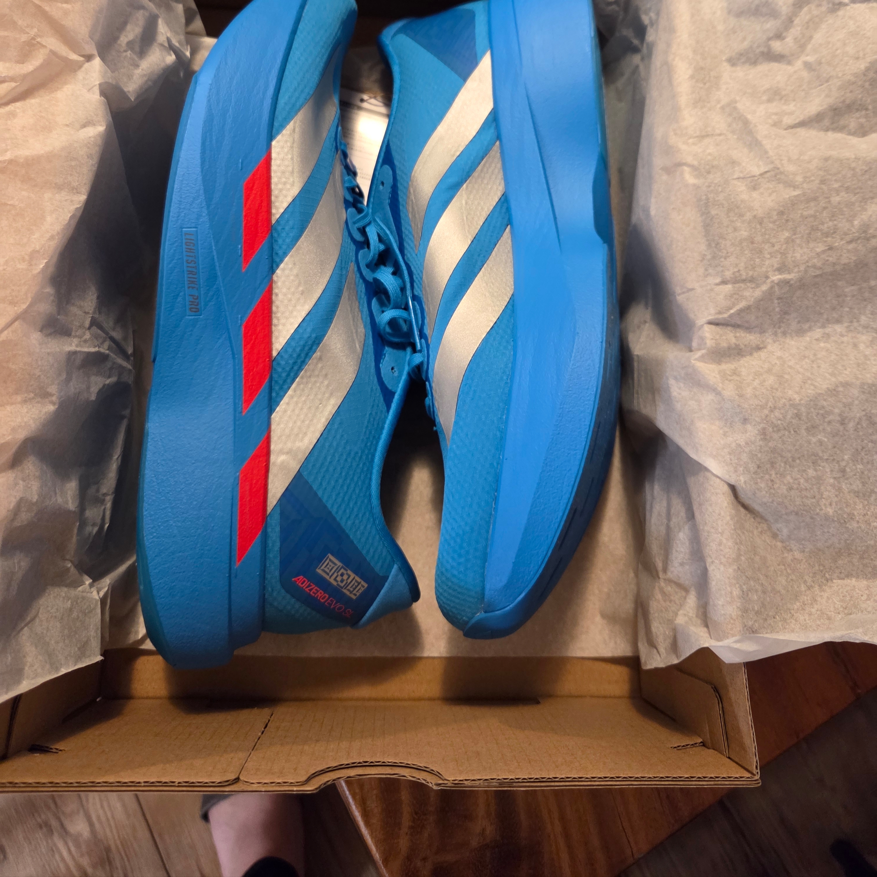 Adidas Adizero EVO SL Woven Solar Blue Silver Metallic 착용 스타일