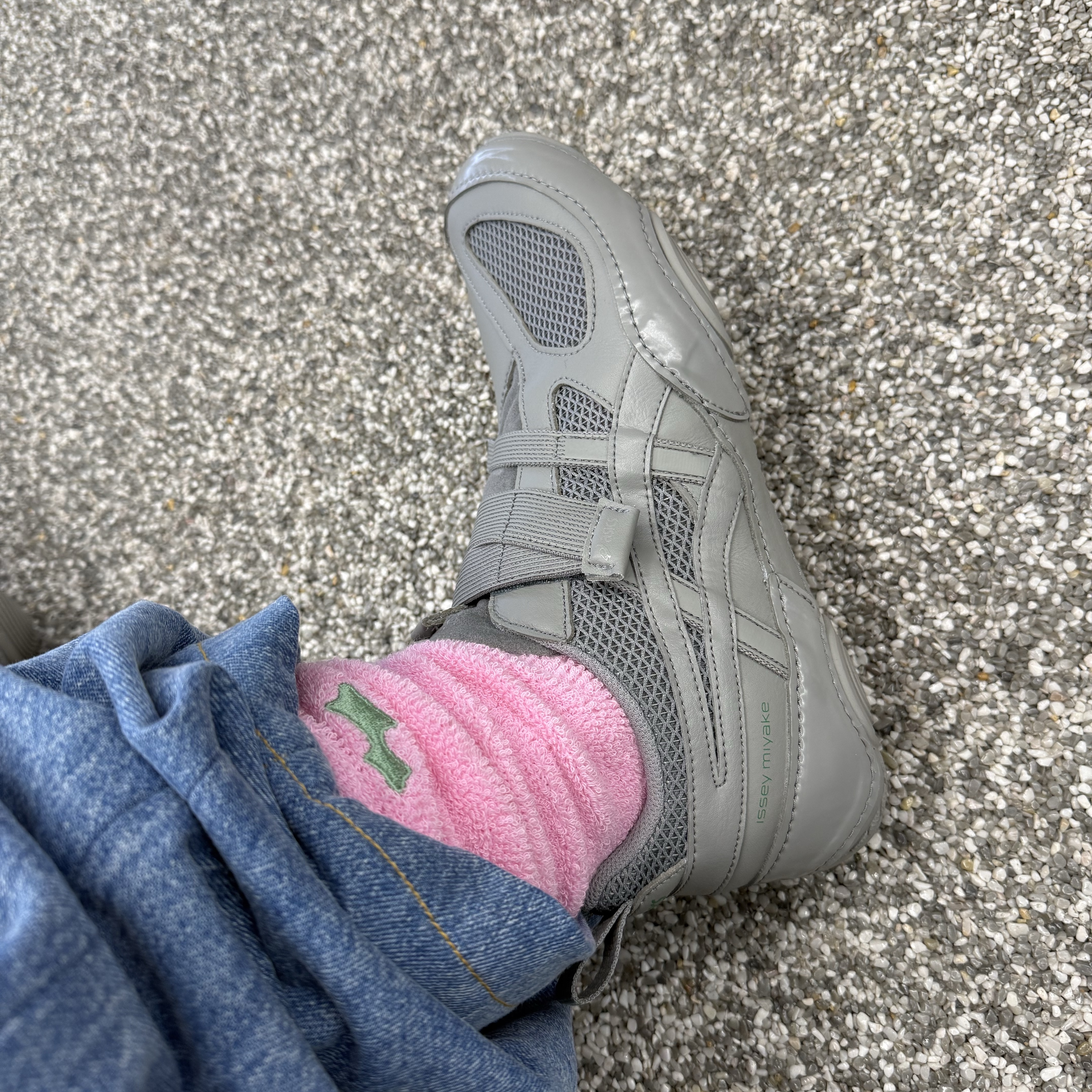 Asics x Issey Miyake Hyper Taping Grey, The North Face x Skims 1996 Nuptse Jacket SK Gunmetal 착용 스타일 - 5