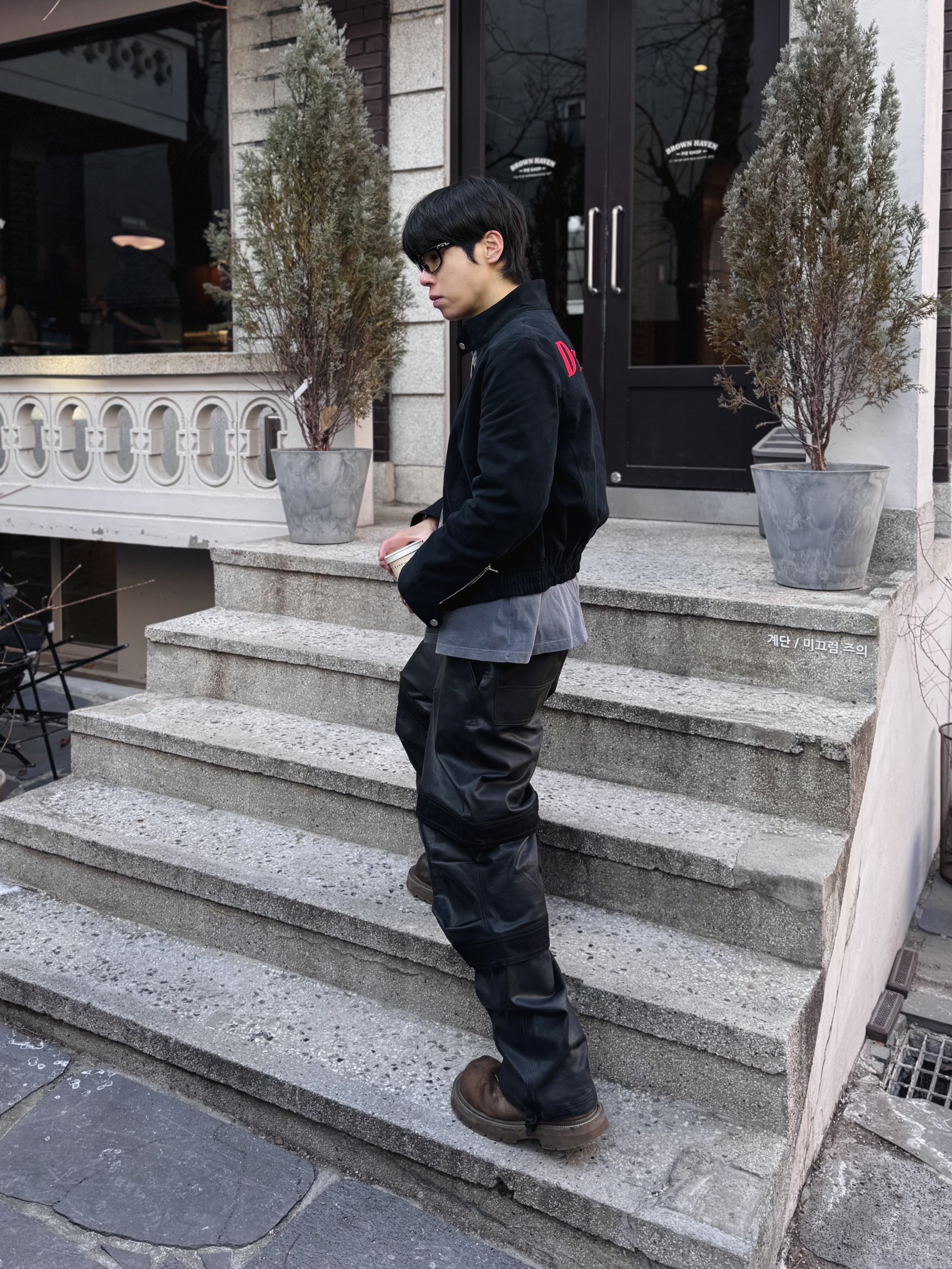 farfromwhat far layered work pants_black, SOULESURES BOLD BELUGA Espresso Brown 착용 스타일 - 1